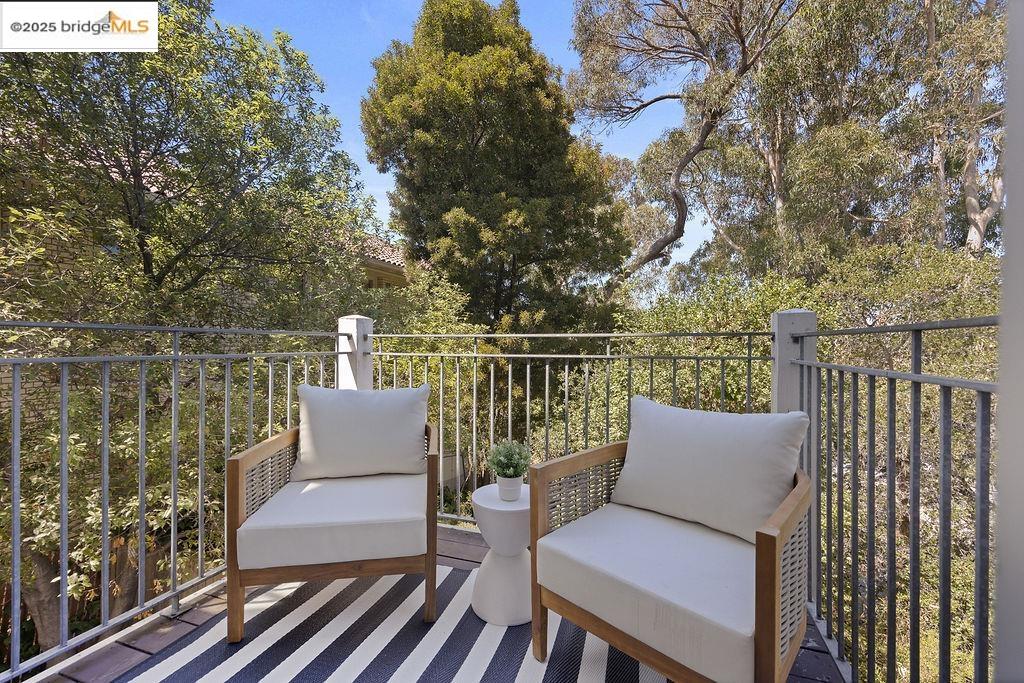 Detail Gallery Image 10 of 41 For 3927 Cerrito Ave, Oakland,  CA 94611 - 2 Beds | 2 Baths