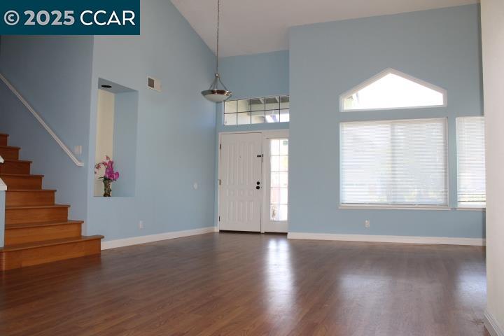 Detail Gallery Image 3 of 40 For 151 Grenadine Way, Hercules,  CA 94547 - 3 Beds | 2/1 Baths