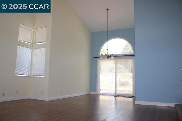 Detail Gallery Image 4 of 40 For 151 Grenadine Way, Hercules,  CA 94547 - 3 Beds | 2/1 Baths