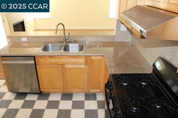 Detail Gallery Image 7 of 40 For 151 Grenadine Way, Hercules,  CA 94547 - 3 Beds | 2/1 Baths
