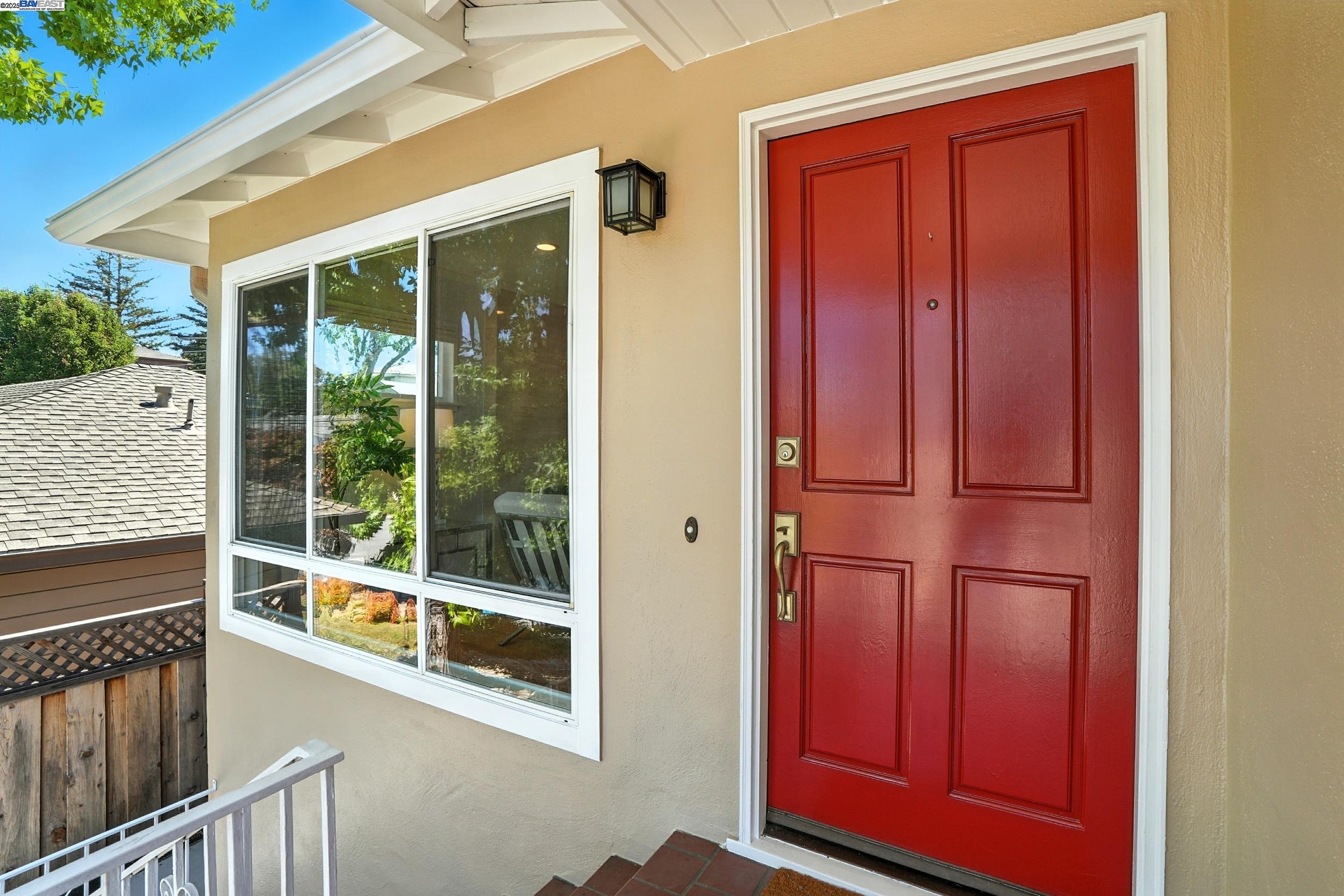 Detail Gallery Image 2 of 25 For 166 Oakview Dr., San Carlos,  CA 94070 - 2 Beds | 2 Baths