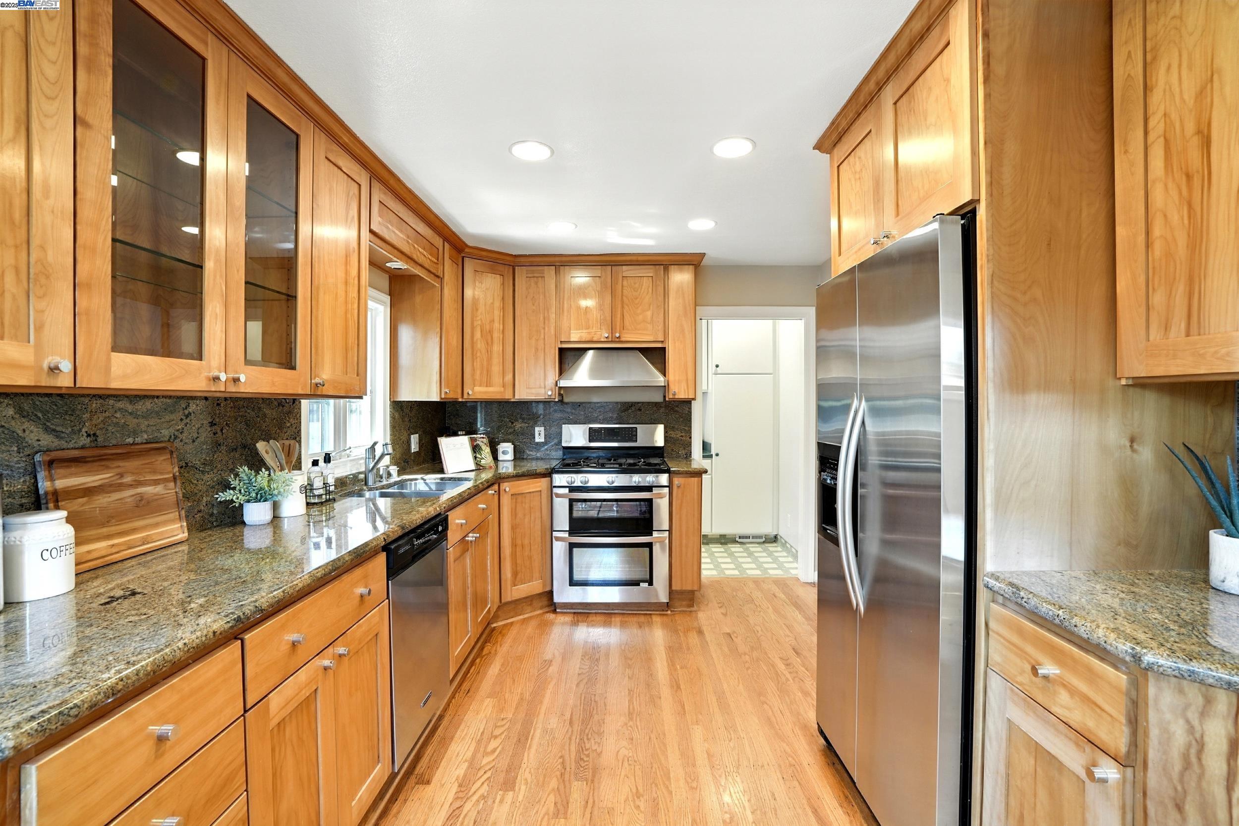 Detail Gallery Image 9 of 25 For 166 Oakview Dr., San Carlos,  CA 94070 - 2 Beds | 2 Baths