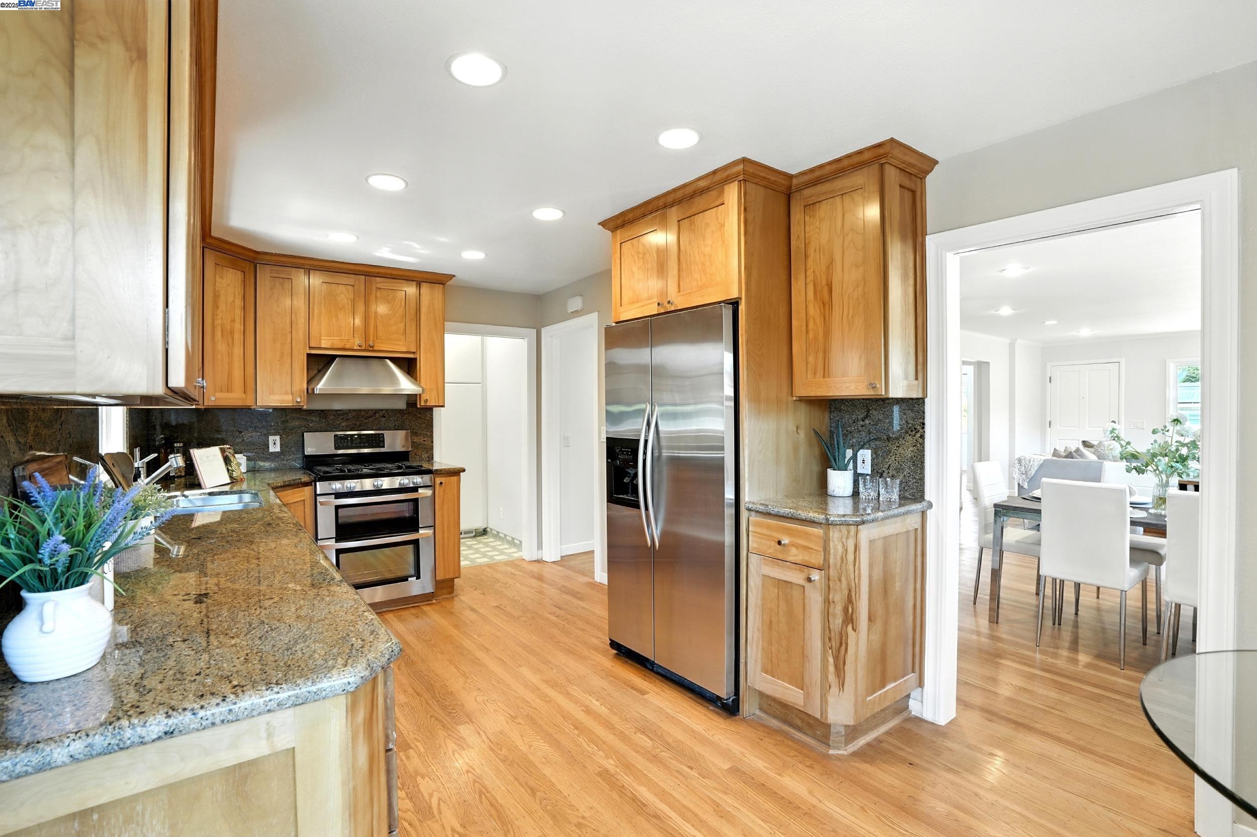 Detail Gallery Image 10 of 25 For 166 Oakview Dr., San Carlos,  CA 94070 - 2 Beds | 2 Baths