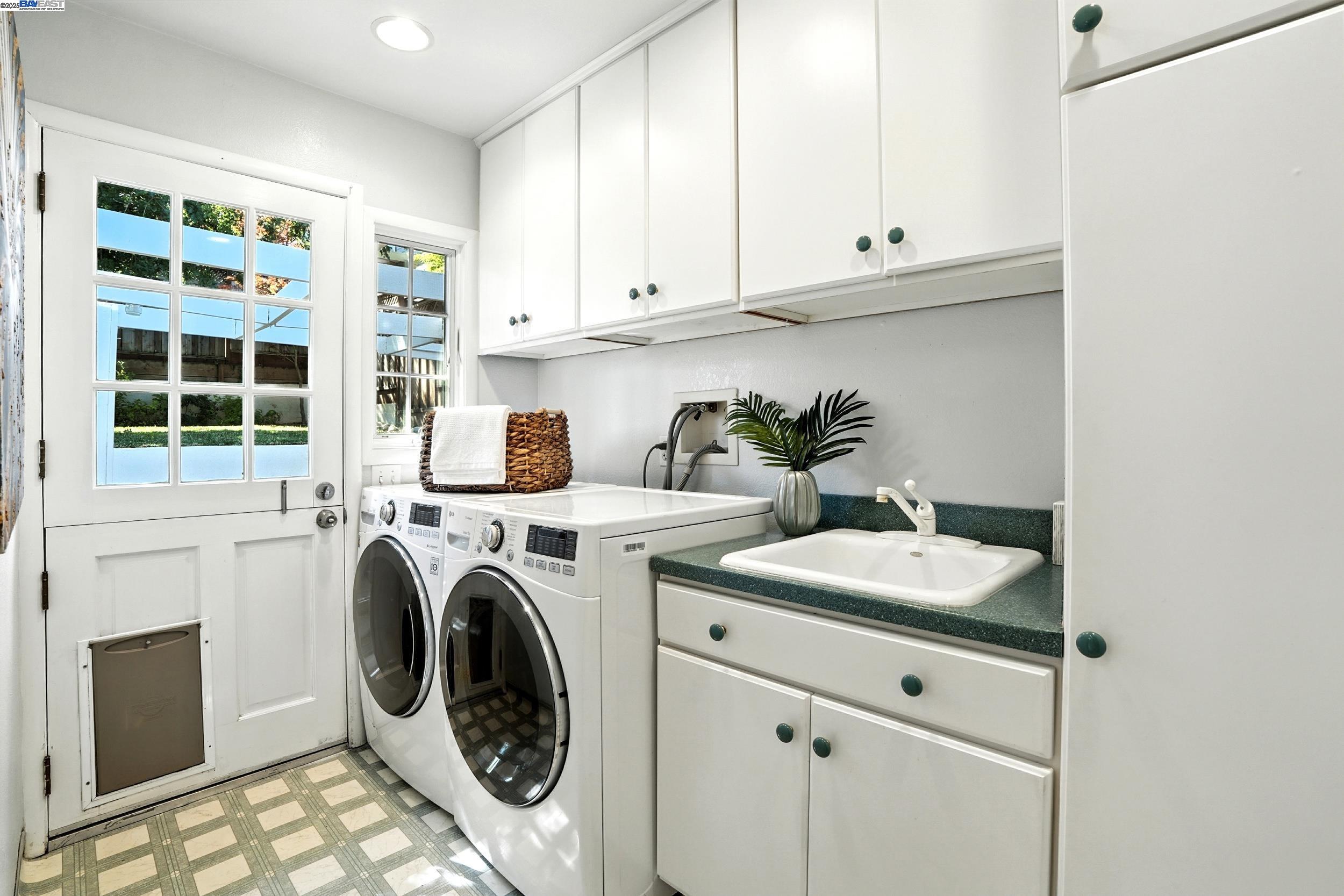 Detail Gallery Image 11 of 25 For 166 Oakview Dr., San Carlos,  CA 94070 - 2 Beds | 2 Baths