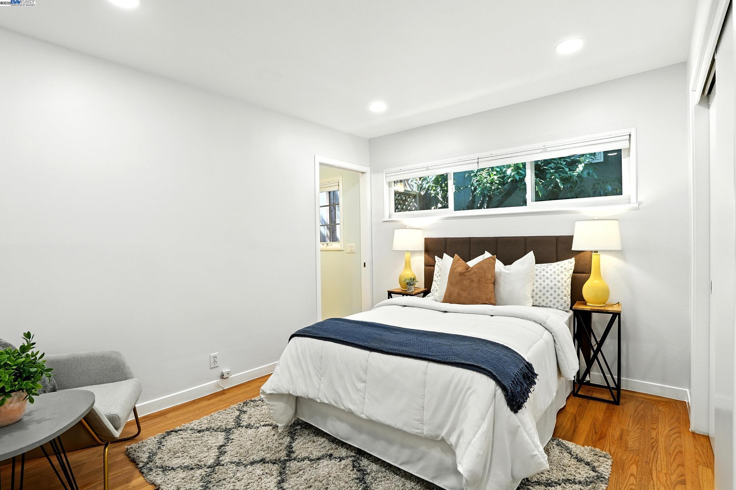Detail Gallery Image 12 of 25 For 166 Oakview Dr., San Carlos,  CA 94070 - 2 Beds | 2 Baths