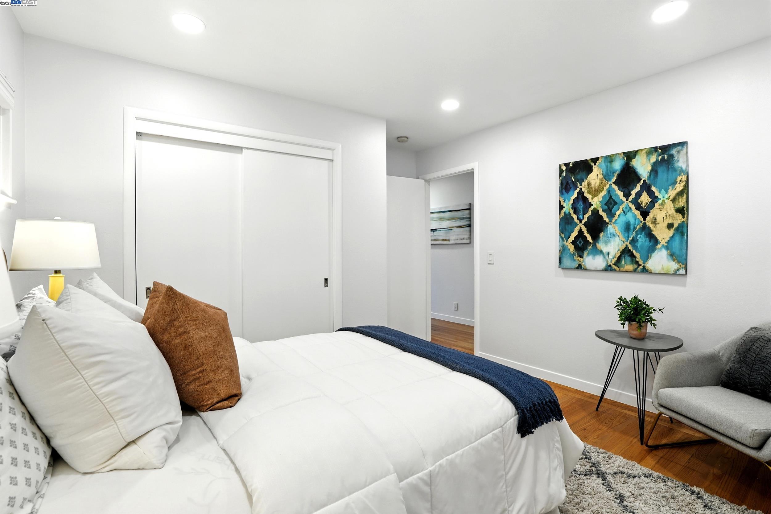 Detail Gallery Image 13 of 25 For 166 Oakview Dr., San Carlos,  CA 94070 - 2 Beds | 2 Baths