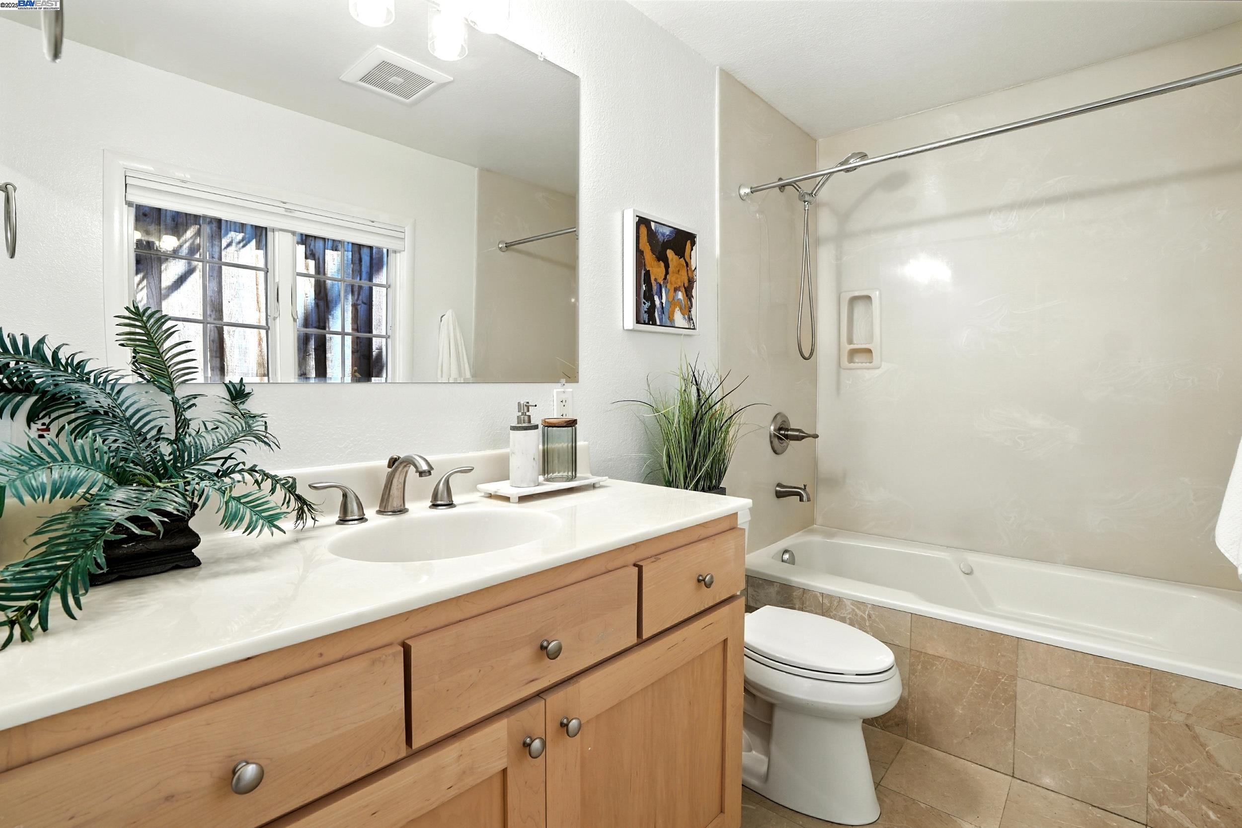 Detail Gallery Image 14 of 25 For 166 Oakview Dr., San Carlos,  CA 94070 - 2 Beds | 2 Baths
