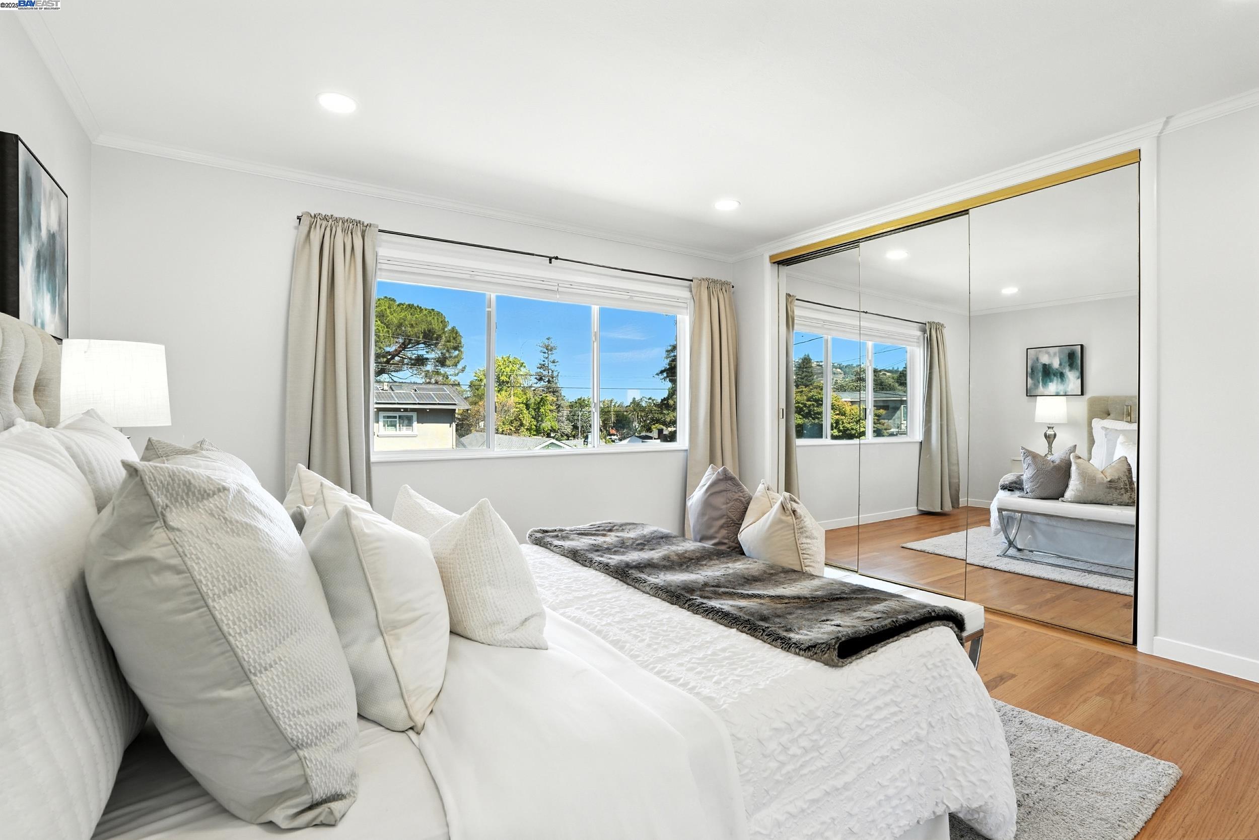 Detail Gallery Image 17 of 25 For 166 Oakview Dr., San Carlos,  CA 94070 - 2 Beds | 2 Baths