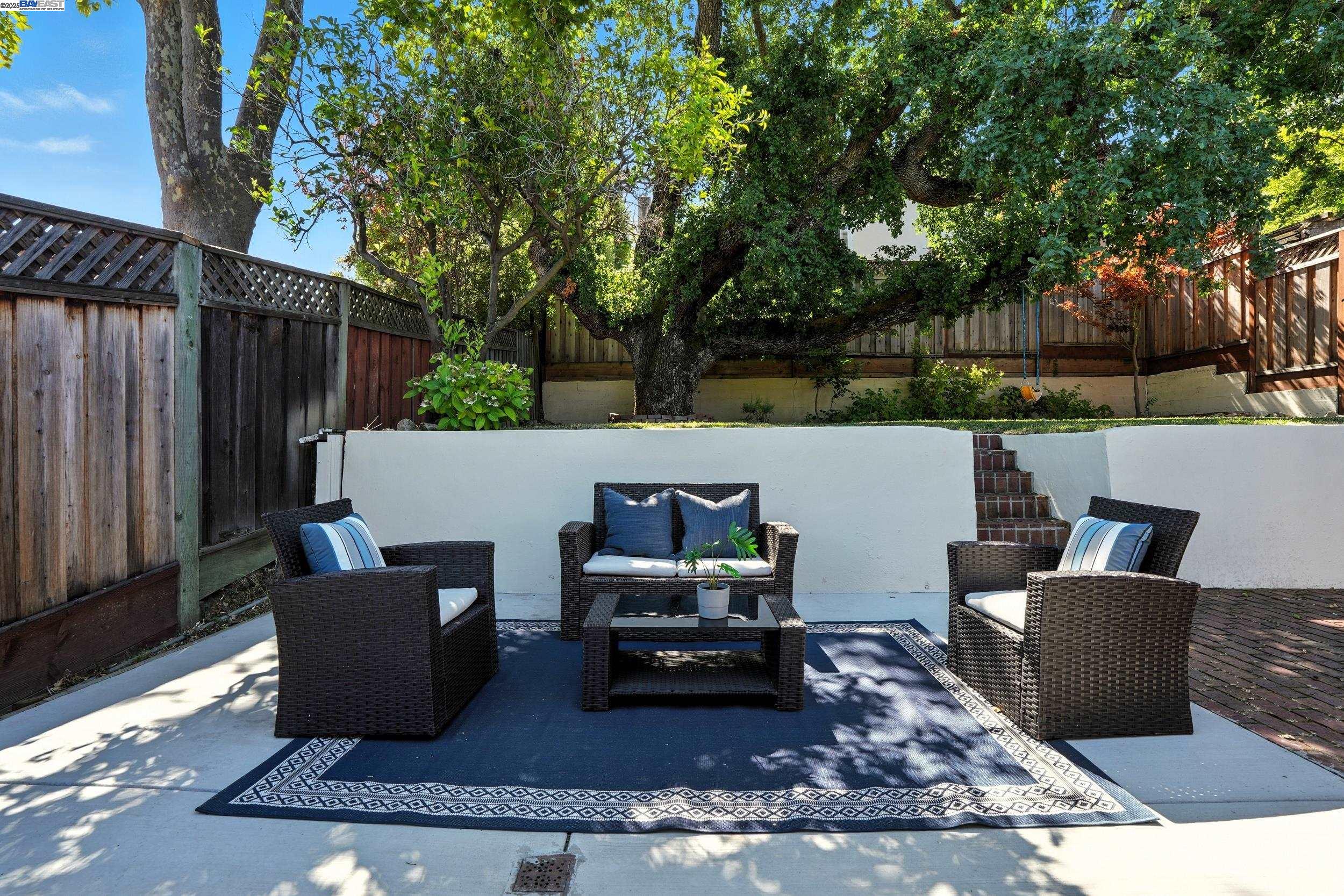 Detail Gallery Image 18 of 25 For 166 Oakview Dr., San Carlos,  CA 94070 - 2 Beds | 2 Baths