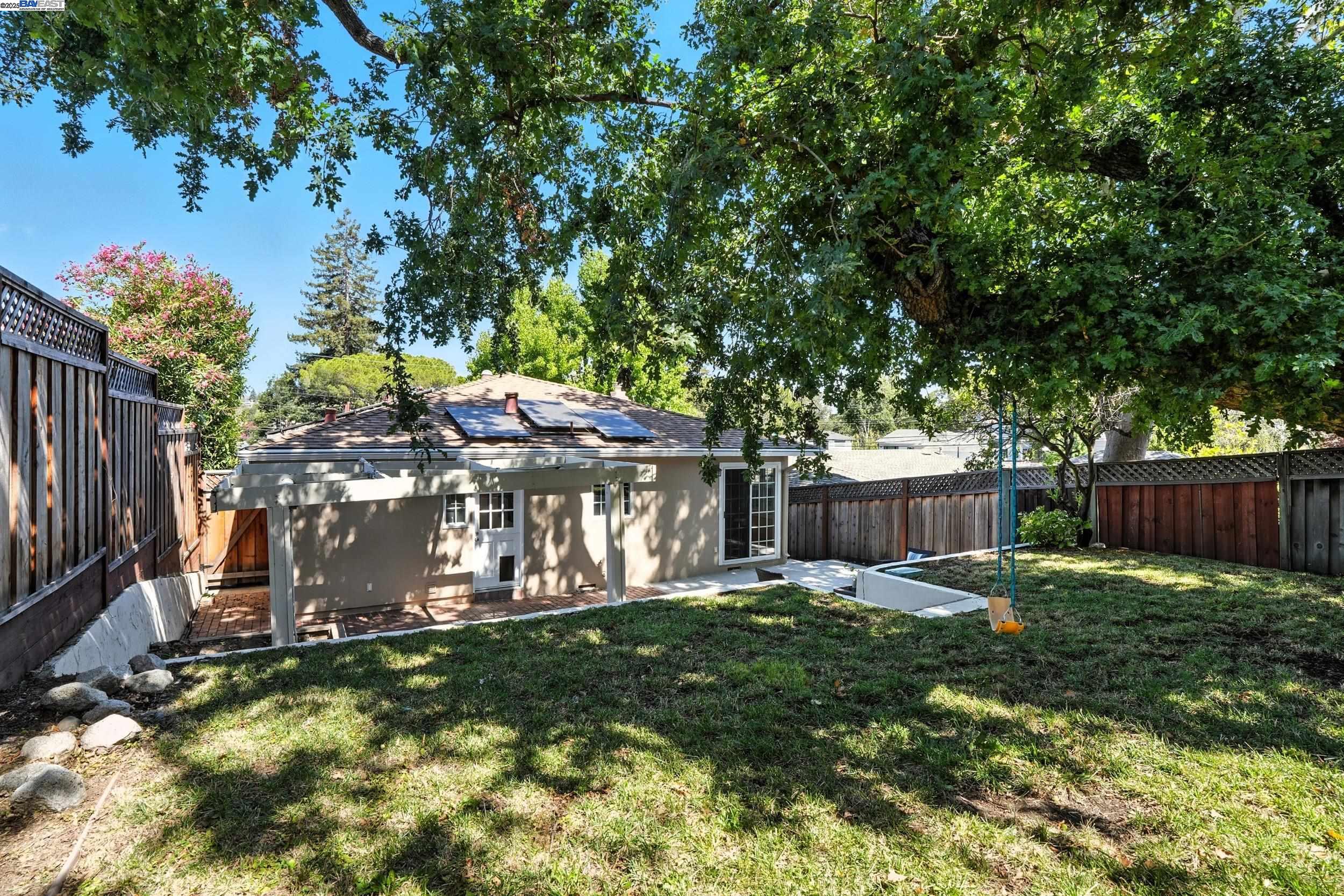 Detail Gallery Image 20 of 25 For 166 Oakview Dr., San Carlos,  CA 94070 - 2 Beds | 2 Baths