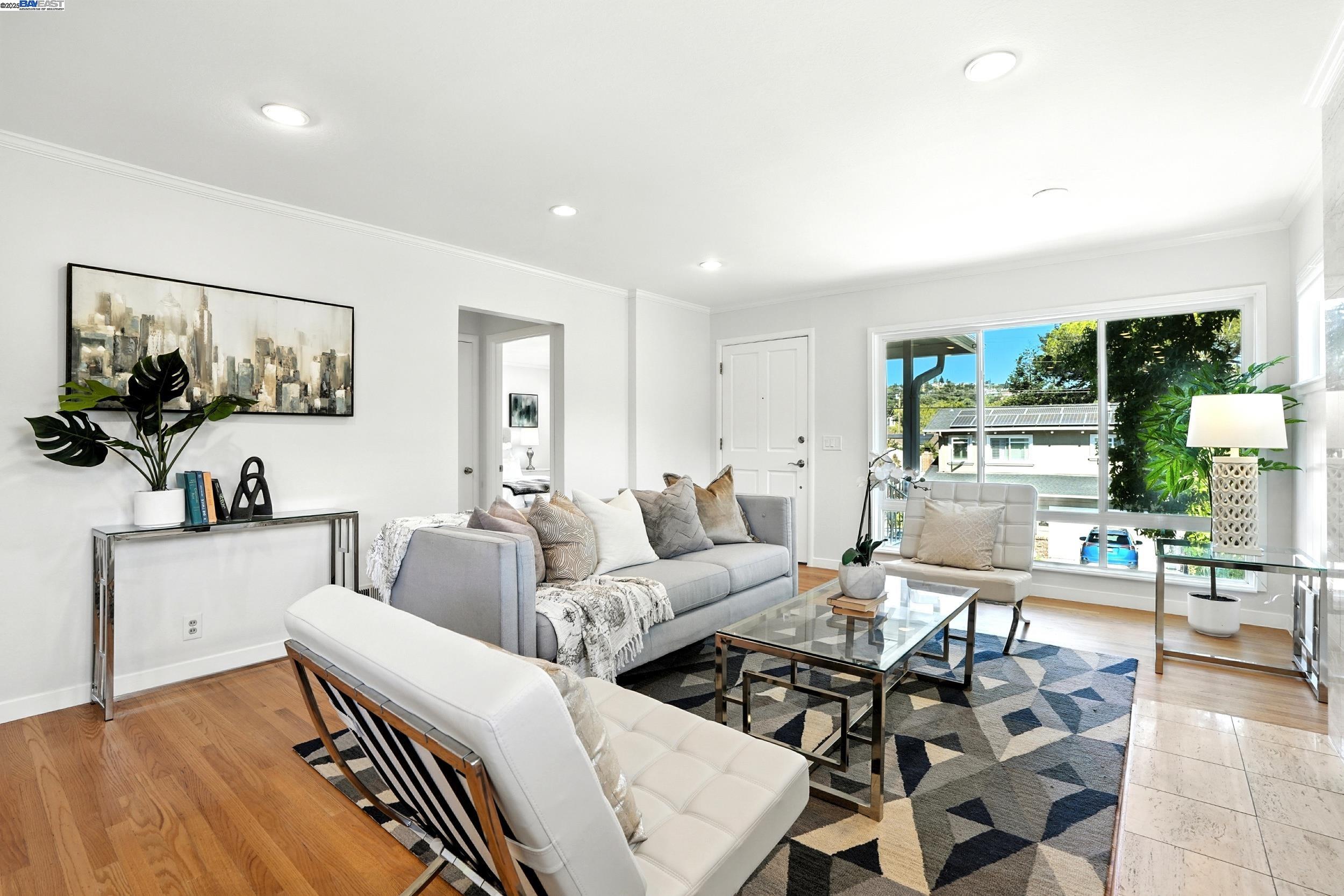 Detail Gallery Image 6 of 25 For 166 Oakview Dr., San Carlos,  CA 94070 - 2 Beds | 2 Baths