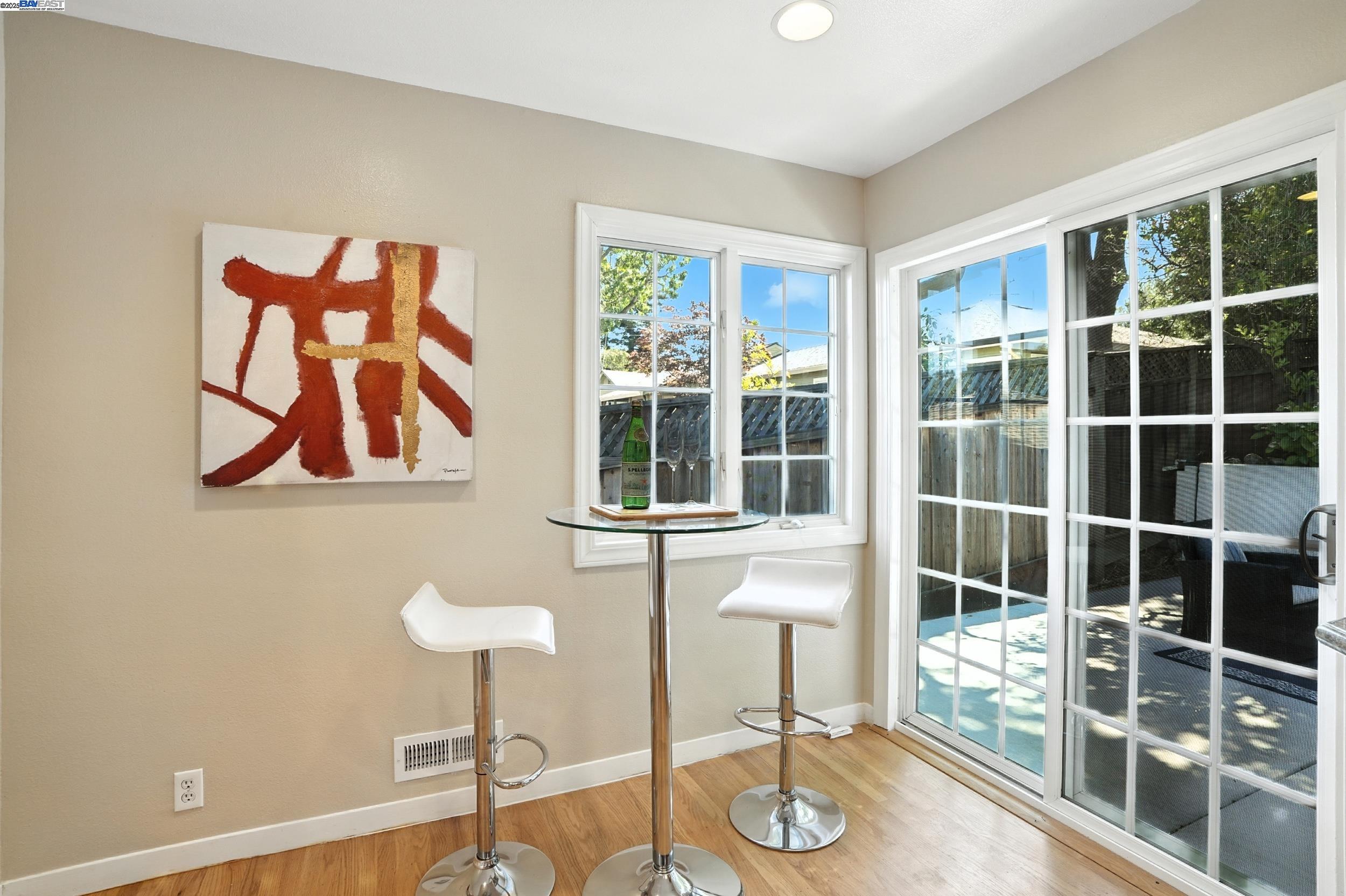 Detail Gallery Image 8 of 25 For 166 Oakview Dr., San Carlos,  CA 94070 - 2 Beds | 2 Baths