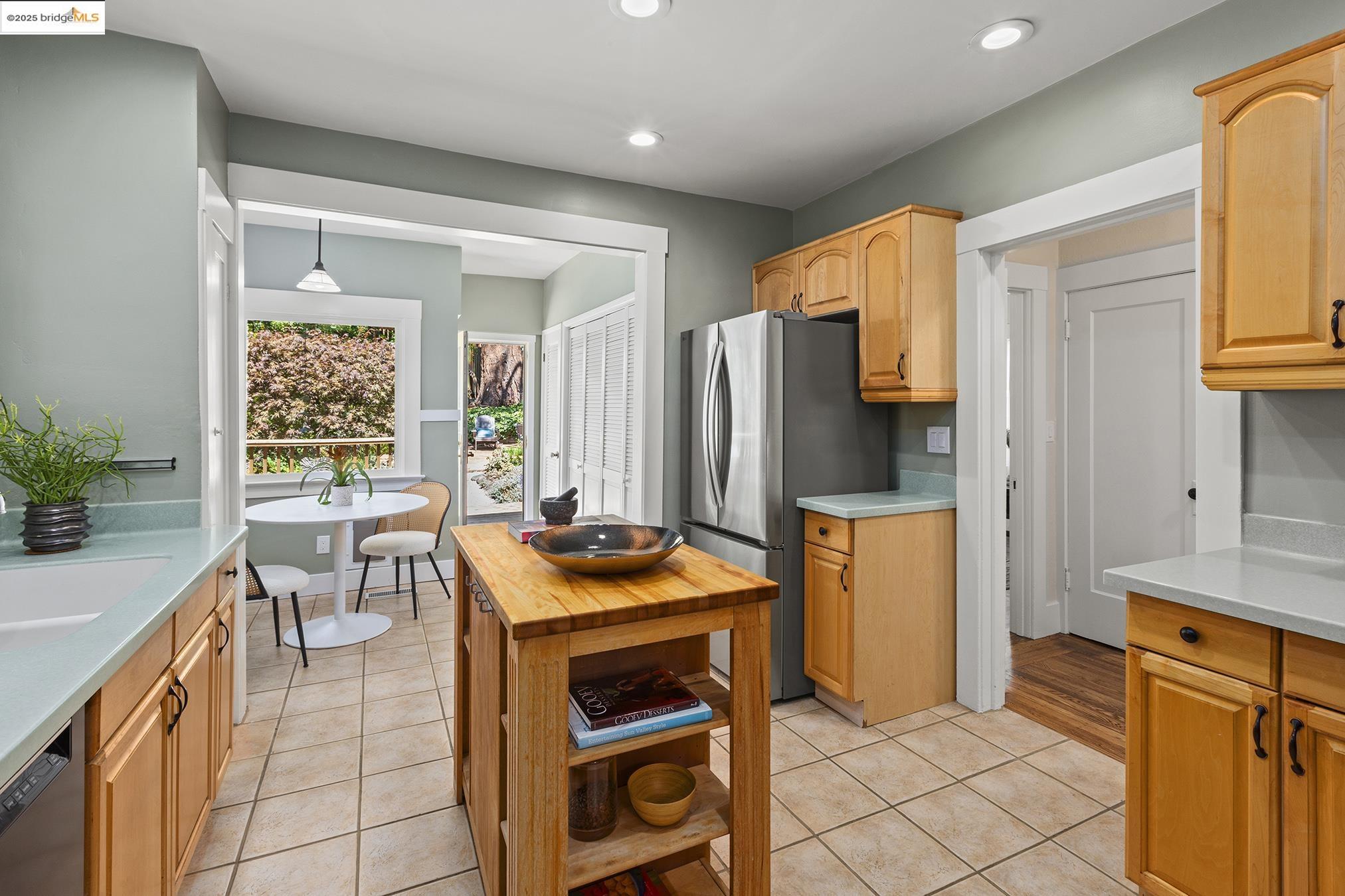 Detail Gallery Image 14 of 60 For 1081 Keith Ave, Berkeley,  CA 94708 - 3 Beds | 2 Baths