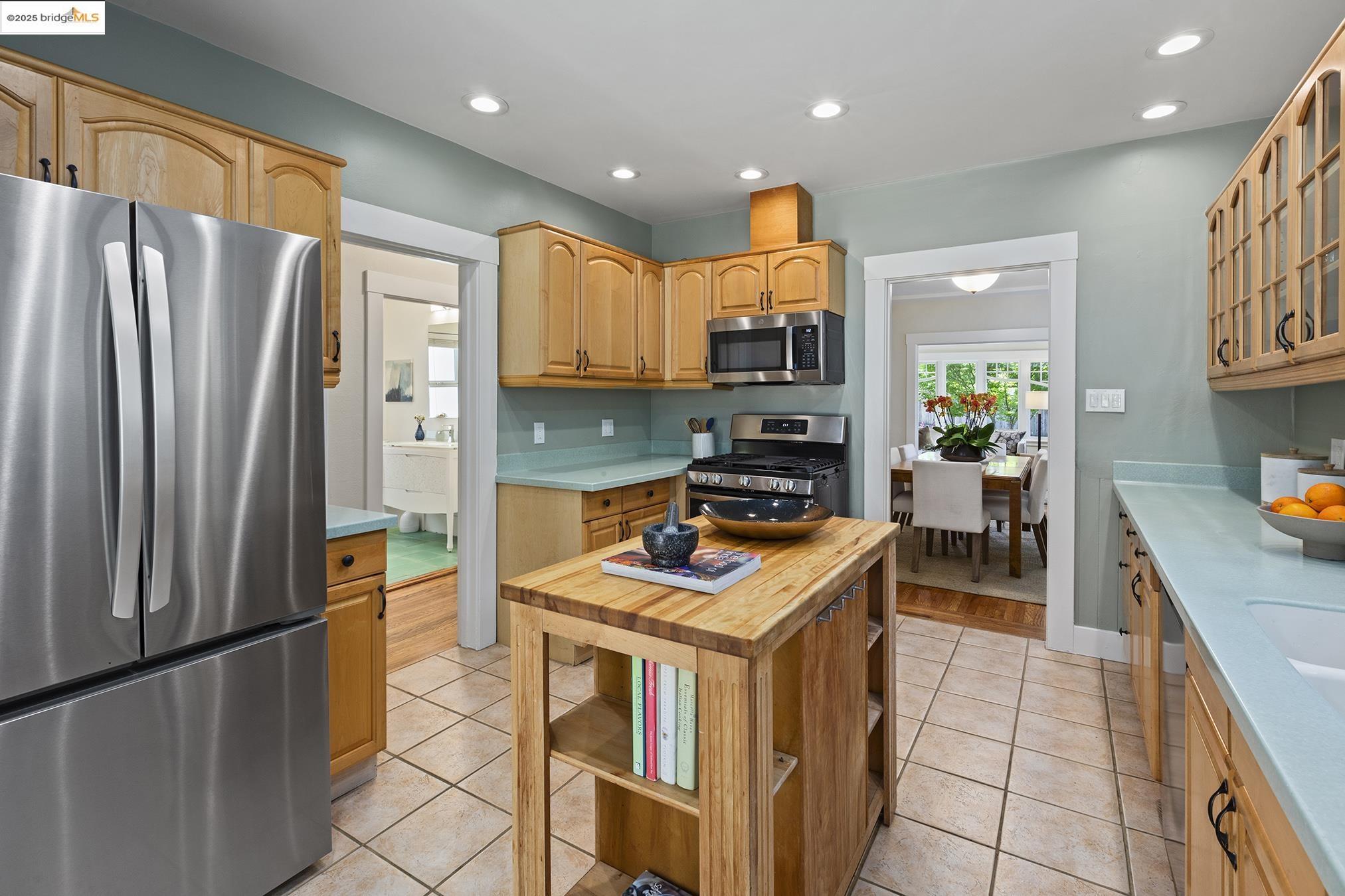 Detail Gallery Image 15 of 60 For 1081 Keith Ave, Berkeley,  CA 94708 - 3 Beds | 2 Baths