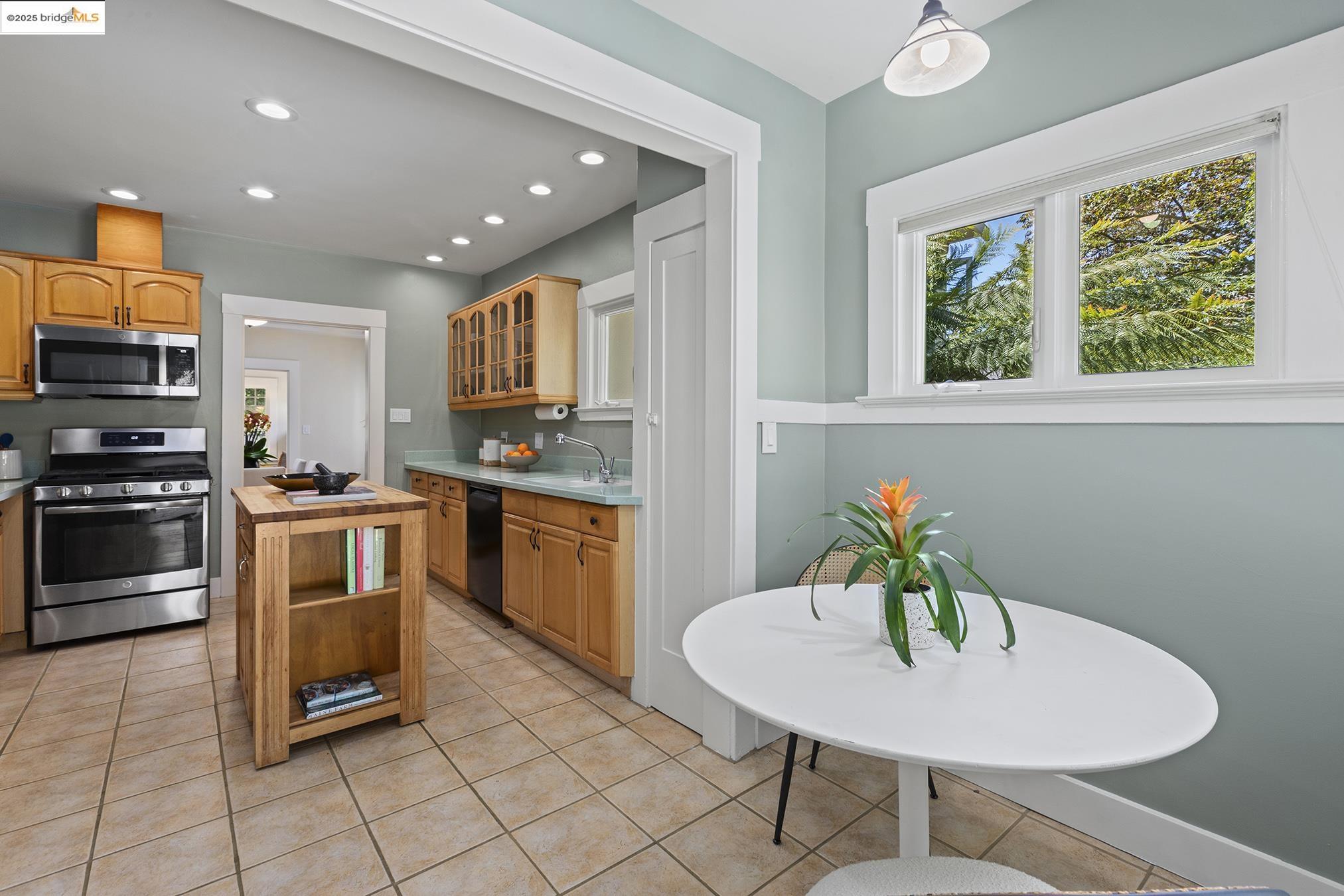 Detail Gallery Image 17 of 60 For 1081 Keith Ave, Berkeley,  CA 94708 - 3 Beds | 2 Baths