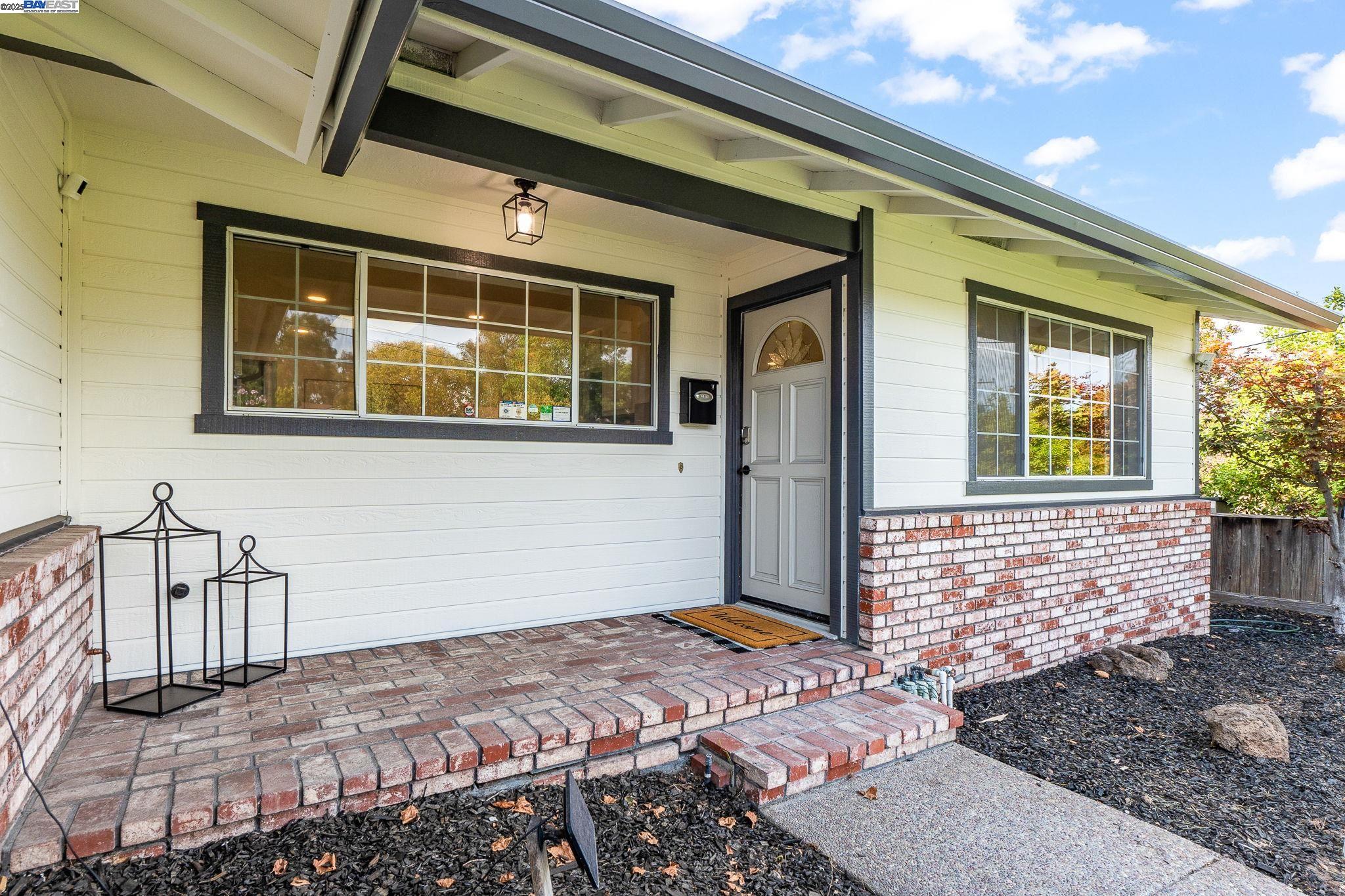 Detail Gallery Image 3 of 40 For 2561 Middlefield Ave, Fremont,  CA 94539 - 5 Beds | 3 Baths