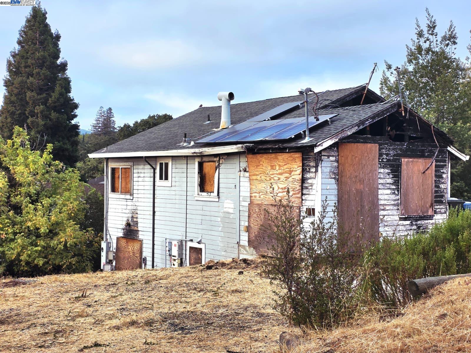 Detail Gallery Image 1 of 8 For 2315 Wayne St, Martinez,  CA 94553 - 3 Beds | 2 Baths