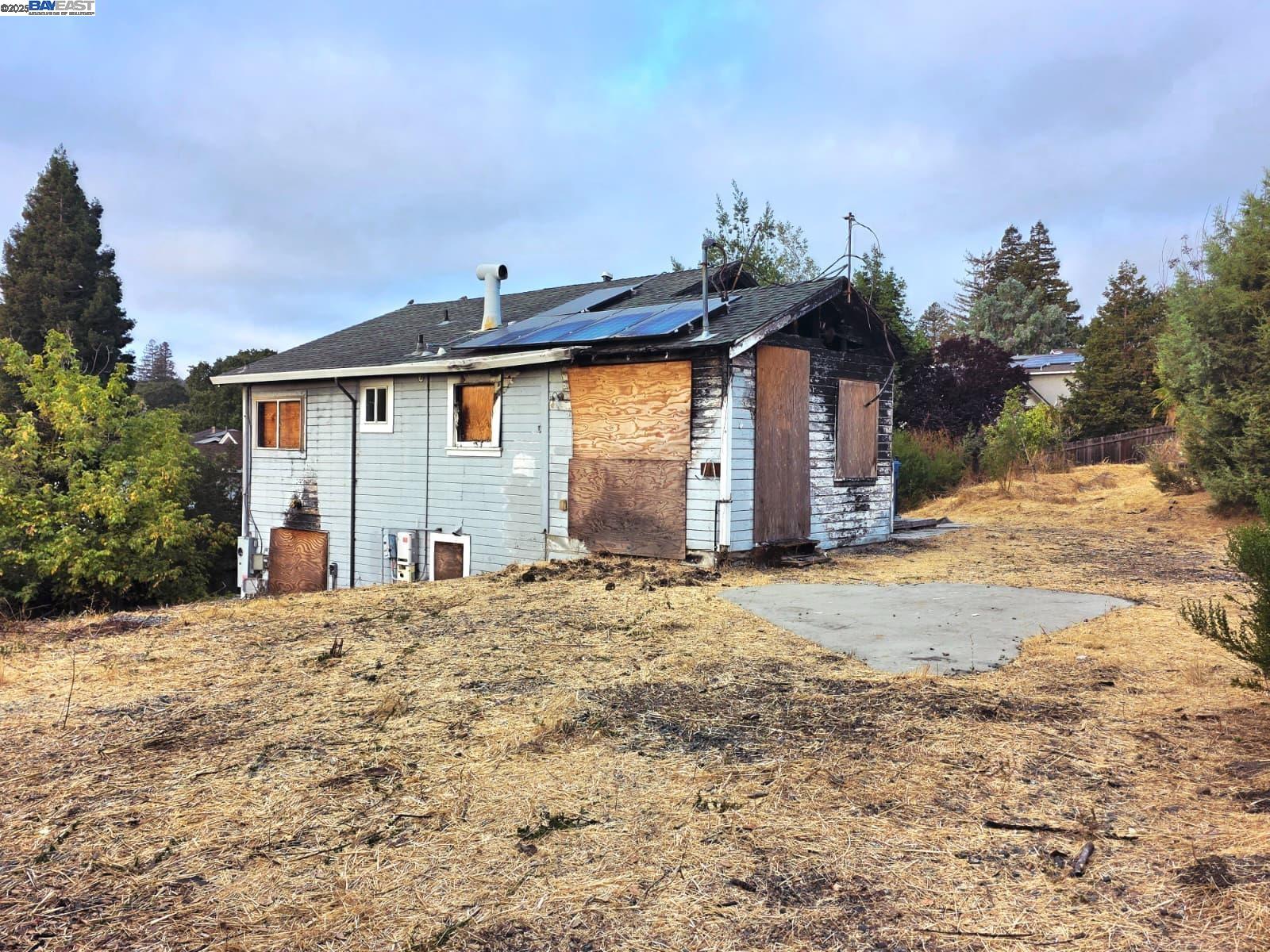 Detail Gallery Image 2 of 8 For 2315 Wayne St, Martinez,  CA 94553 - 3 Beds | 2 Baths