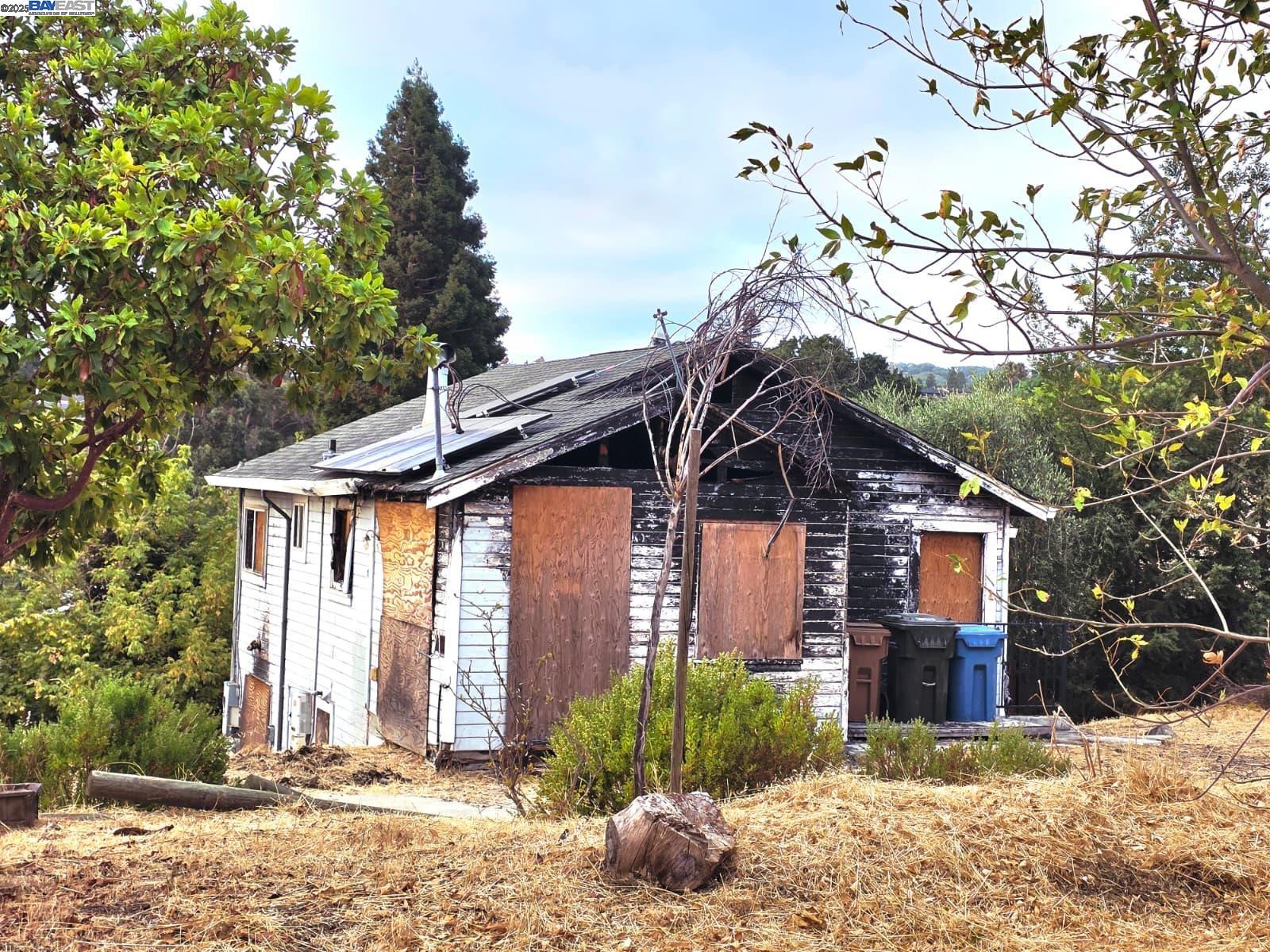 Detail Gallery Image 4 of 8 For 2315 Wayne St, Martinez,  CA 94553 - 3 Beds | 2 Baths