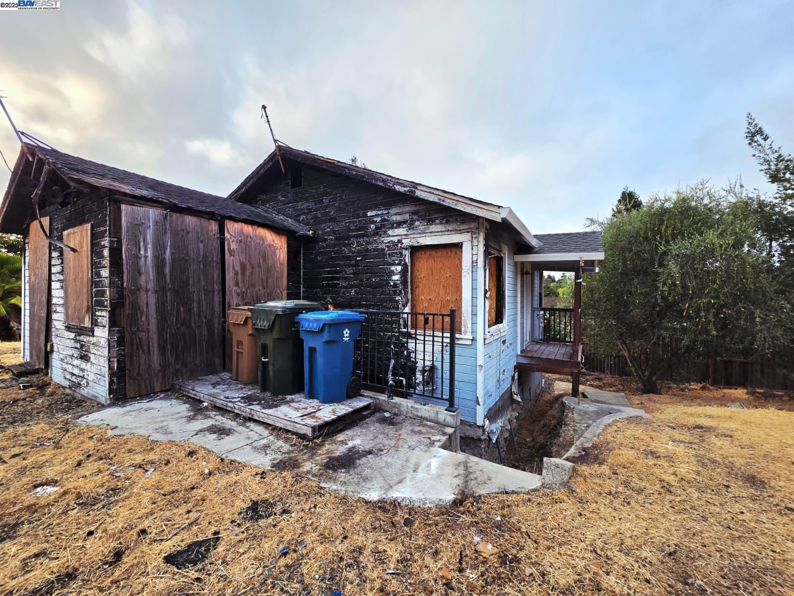 Detail Gallery Image 5 of 8 For 2315 Wayne St, Martinez,  CA 94553 - 3 Beds | 2 Baths