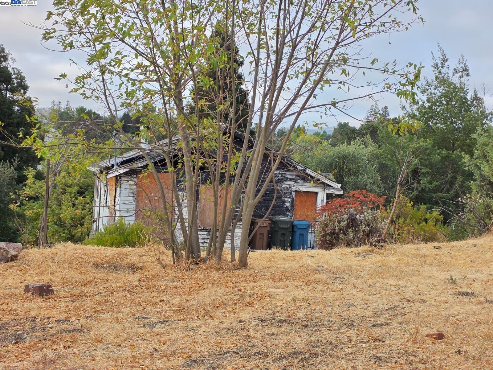 Detail Gallery Image 6 of 8 For 2315 Wayne St, Martinez,  CA 94553 - 3 Beds | 2 Baths