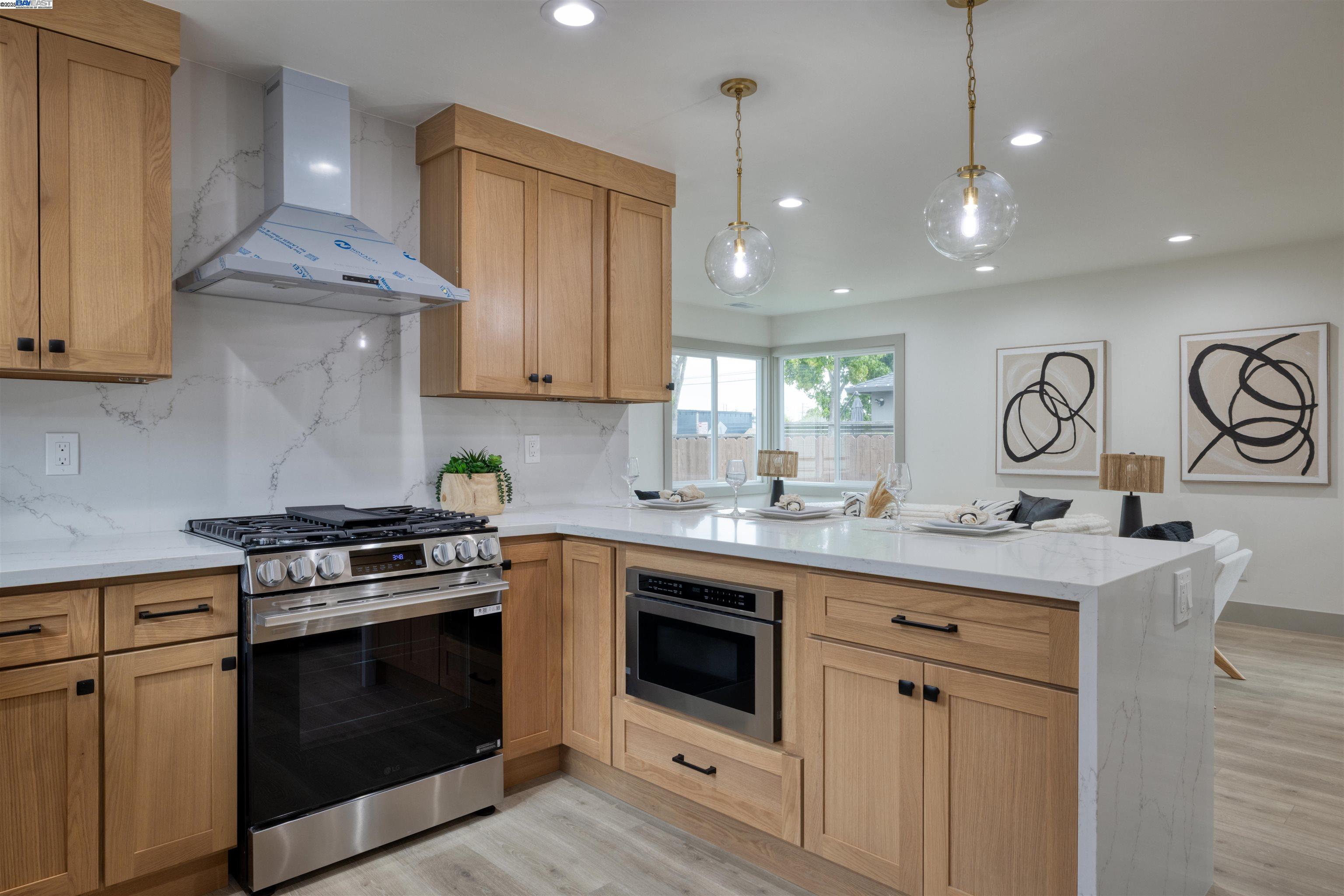 Detail Gallery Image 3 of 29 For 1465 6th St, Berkeley,  CA 94710 - 3 Beds | 2 Baths