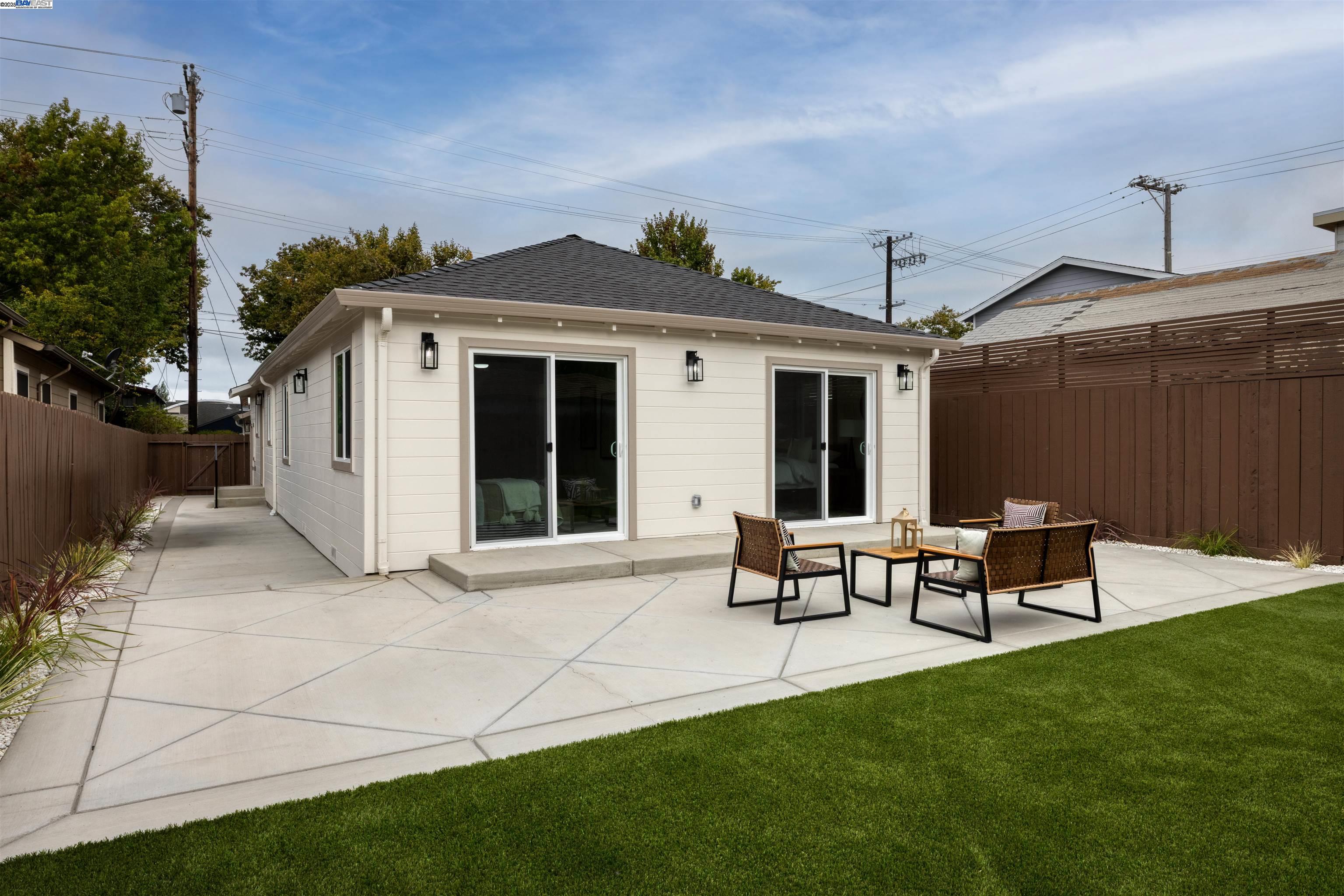 Detail Gallery Image 22 of 29 For 1465 6th St, Berkeley,  CA 94710 - 3 Beds | 2 Baths