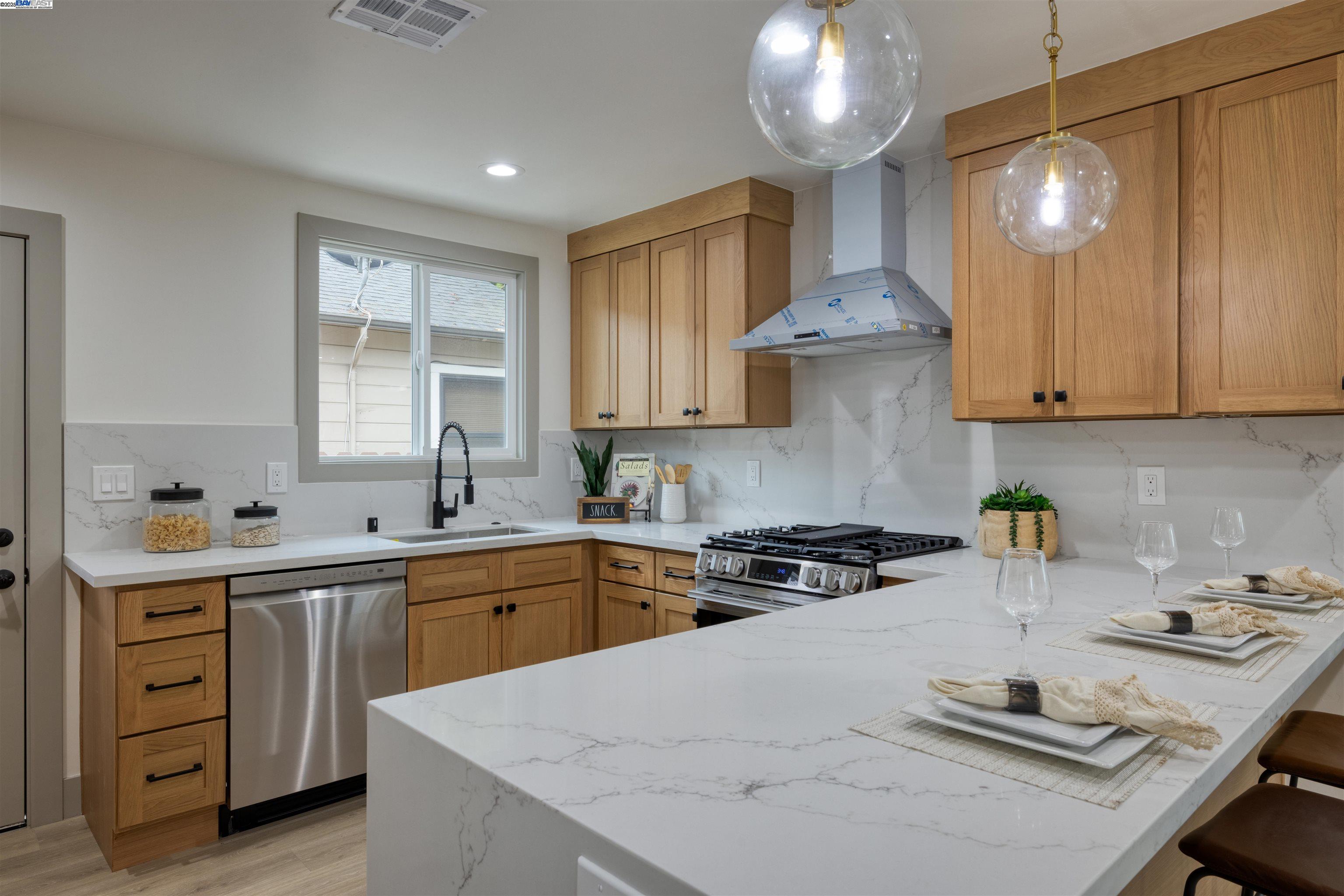 Detail Gallery Image 5 of 29 For 1465 6th St, Berkeley,  CA 94710 - 3 Beds | 2 Baths