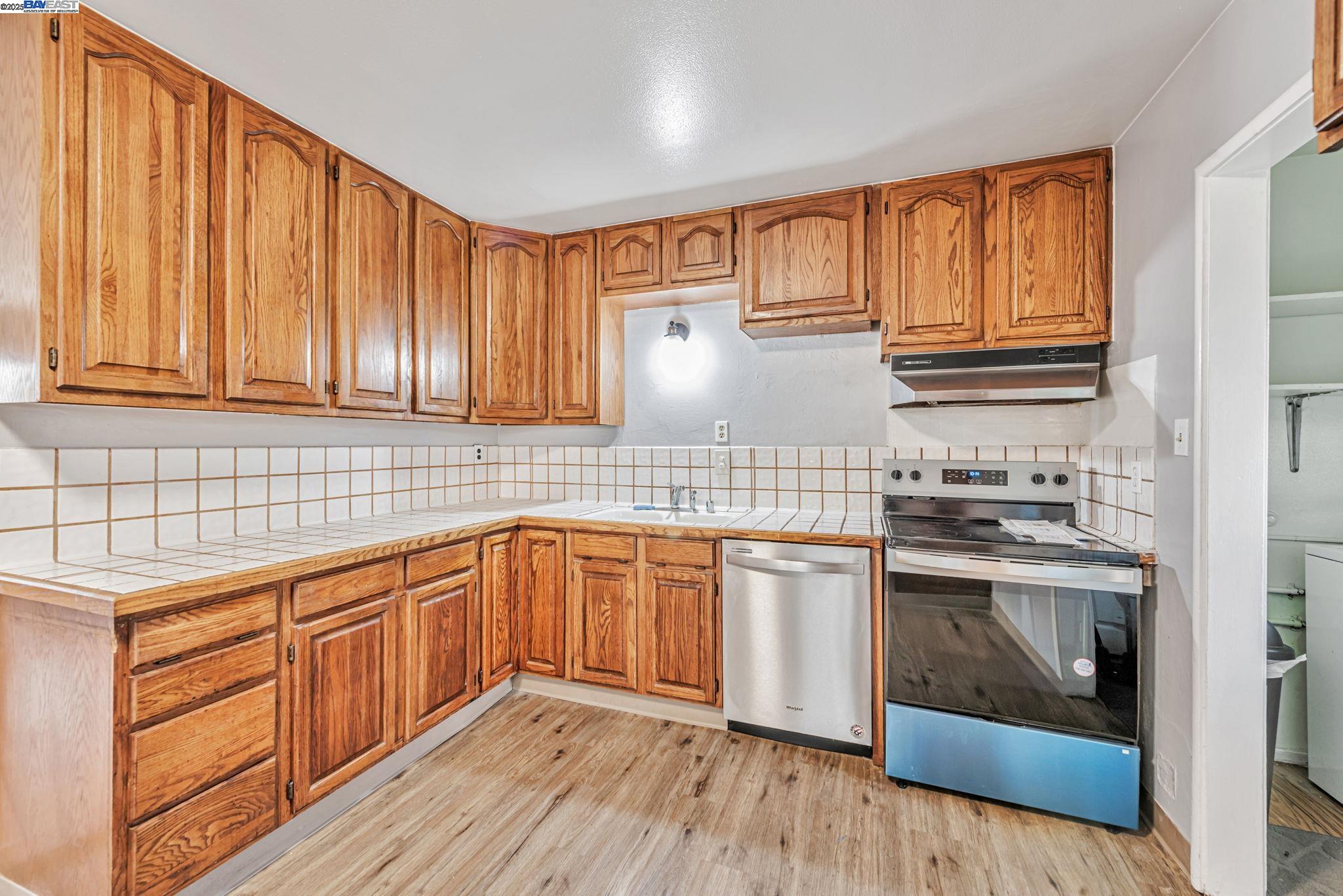 Detail Gallery Image 11 of 41 For 24930 2nd St, Hayward,  CA 94541 - 4 Beds | 2 Baths