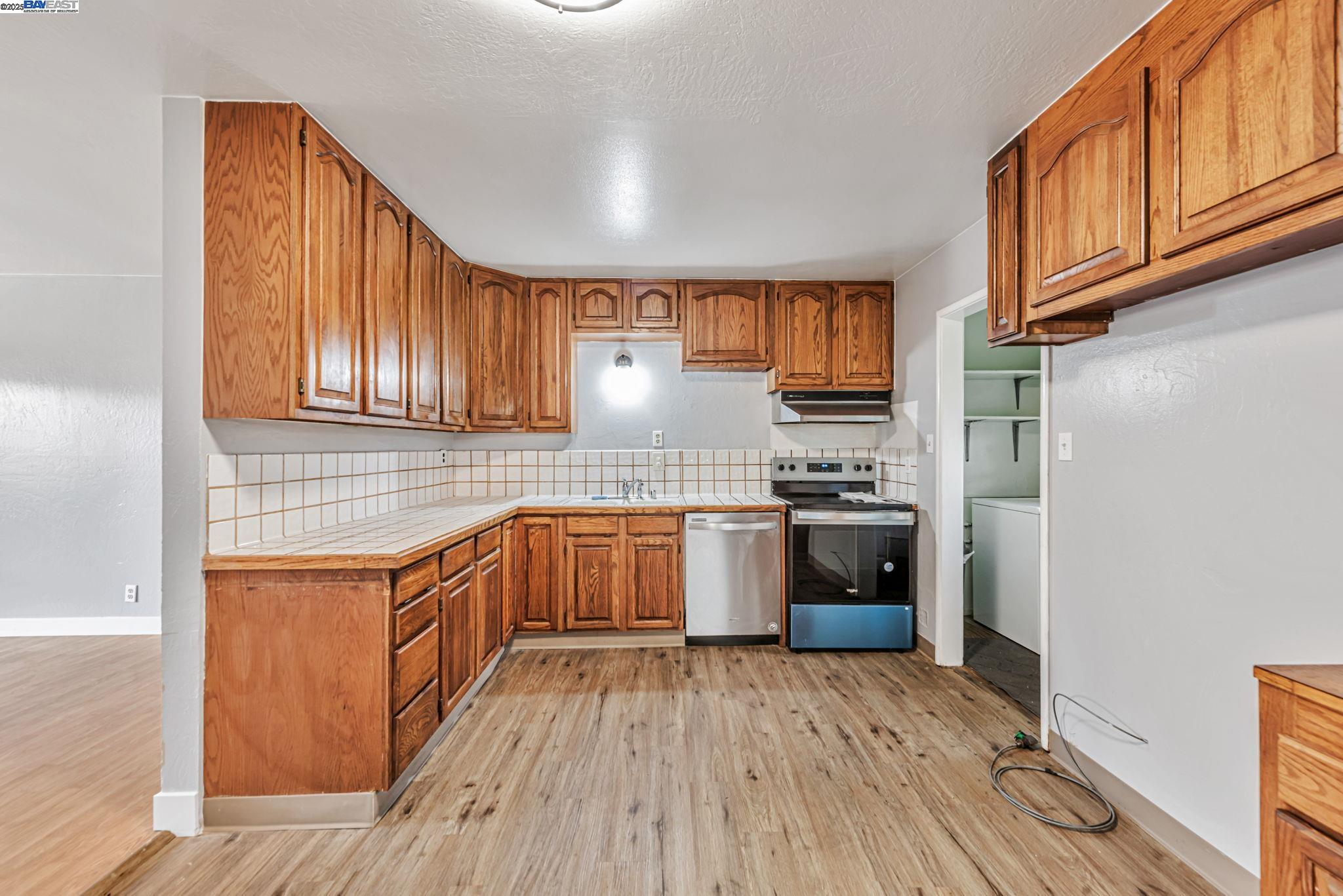 Detail Gallery Image 10 of 41 For 24930 2nd St, Hayward,  CA 94541 - 4 Beds | 2 Baths