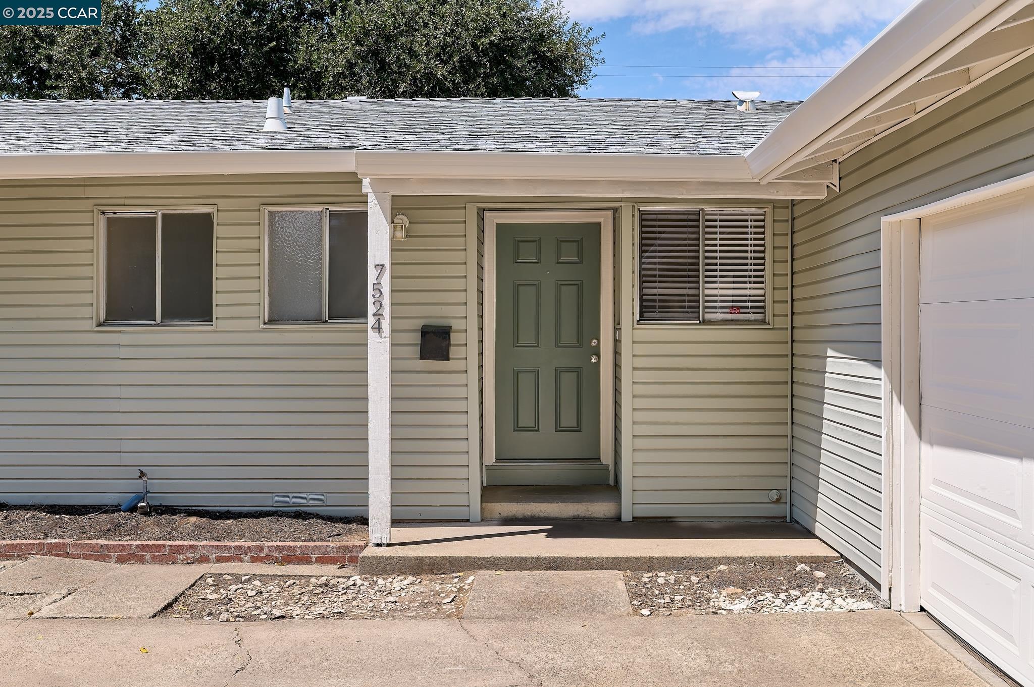 Detail Gallery Image 2 of 19 For 7524 Schreiner St, Sacramento,  CA 95822 - 3 Beds | 2 Baths