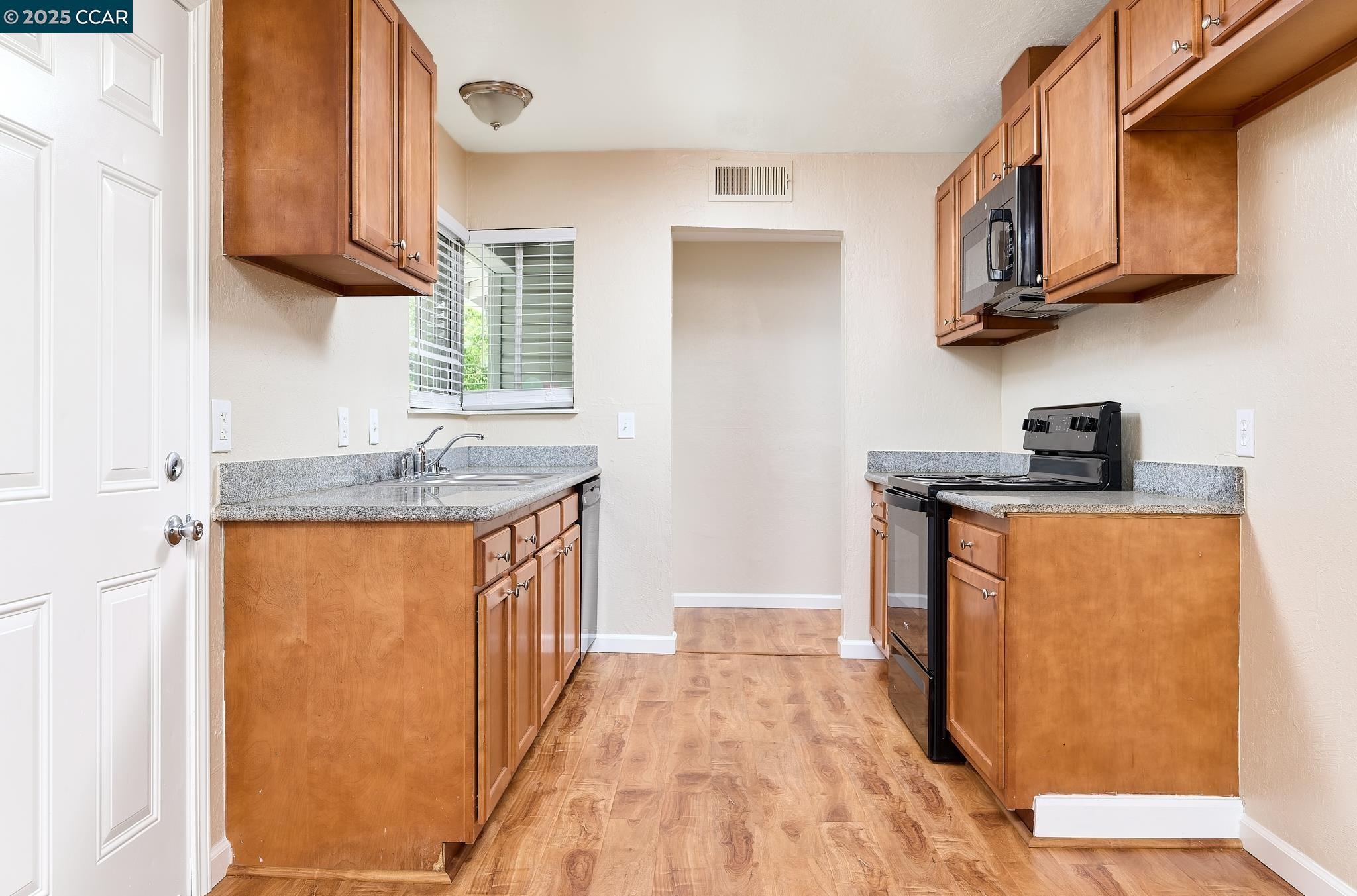 Detail Gallery Image 4 of 19 For 7524 Schreiner St, Sacramento,  CA 95822 - 3 Beds | 2 Baths