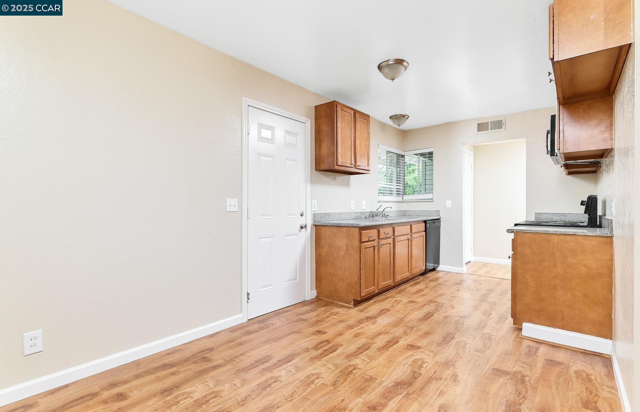 Detail Gallery Image 5 of 19 For 7524 Schreiner St, Sacramento,  CA 95822 - 3 Beds | 2 Baths