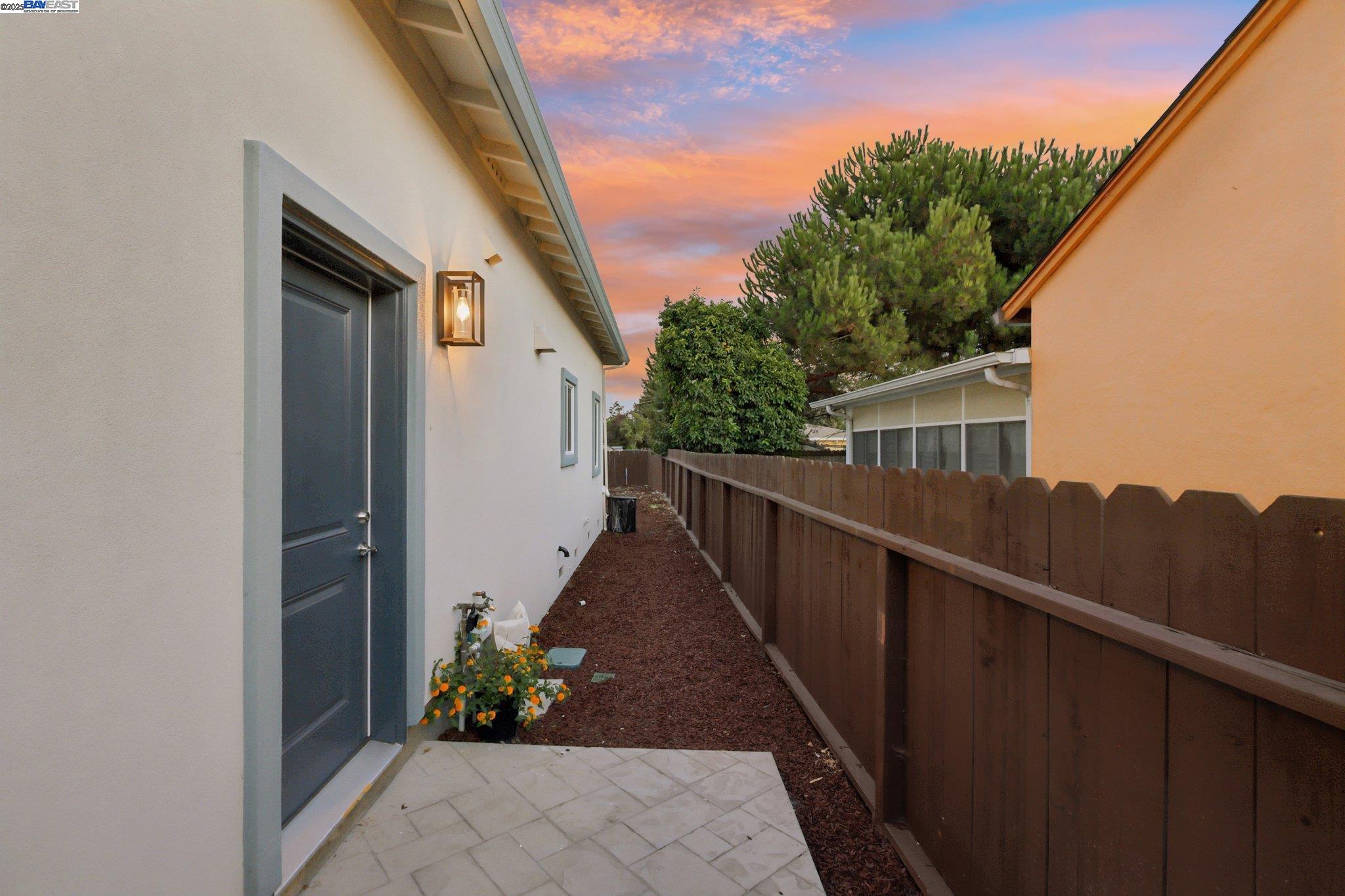Detail Gallery Image 4 of 49 For 265 Berry Avenue, Hayward,  CA 94544 - 6 Beds | 4/2 Baths