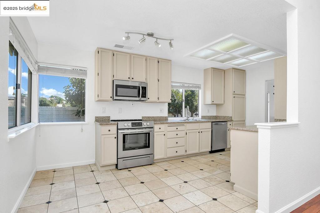 Detail Gallery Image 13 of 37 For 738 Valley Green Dr, Brentwood,  CA 94513 - 3 Beds | 2 Baths