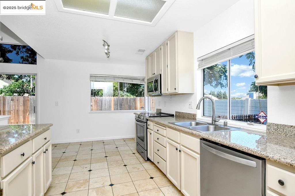 Detail Gallery Image 16 of 37 For 738 Valley Green Dr, Brentwood,  CA 94513 - 3 Beds | 2 Baths