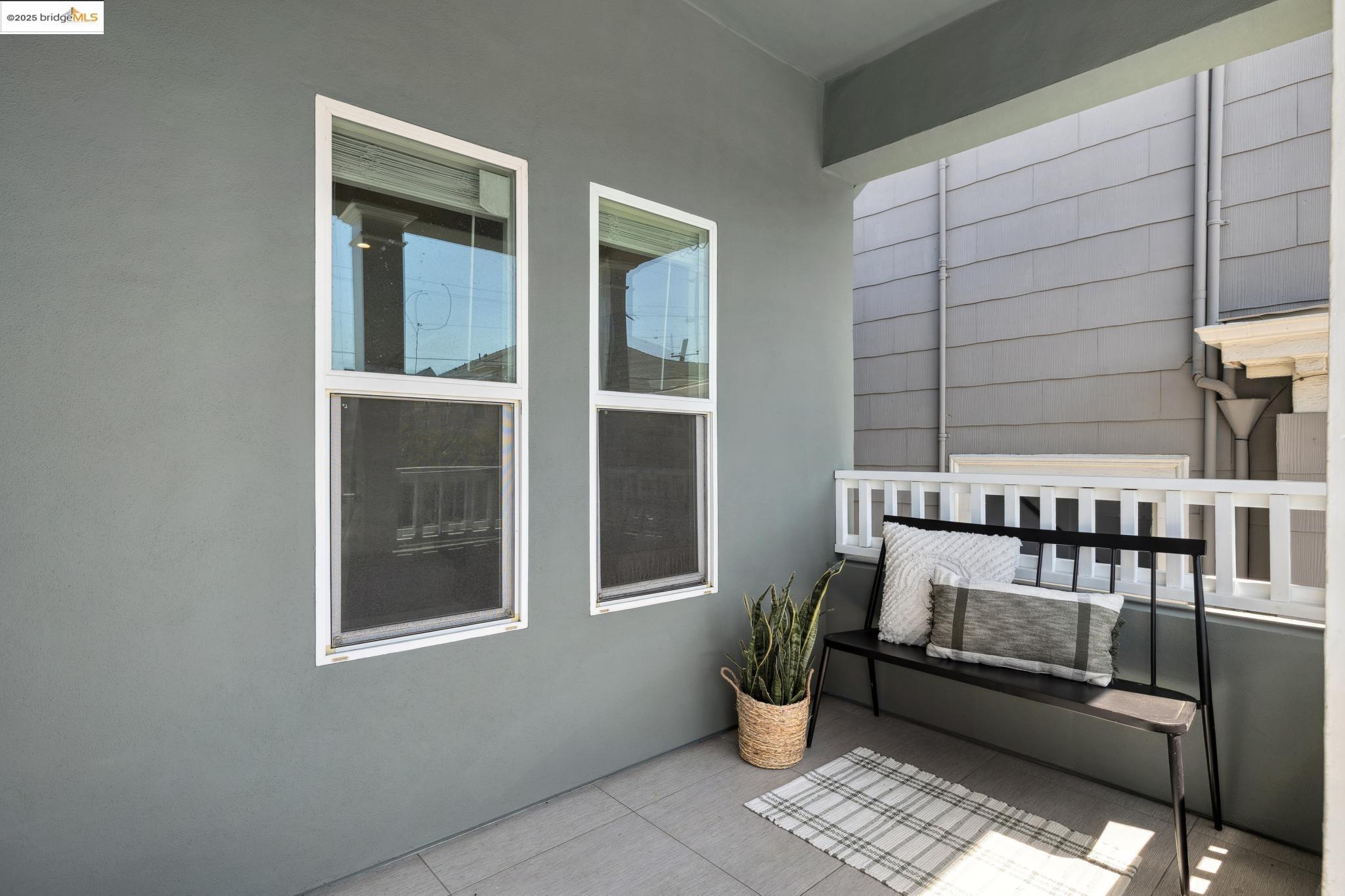 Detail Gallery Image 3 of 60 For 864 Arlington Ave, Oakland,  CA 94608 - 5 Beds | 5 Baths