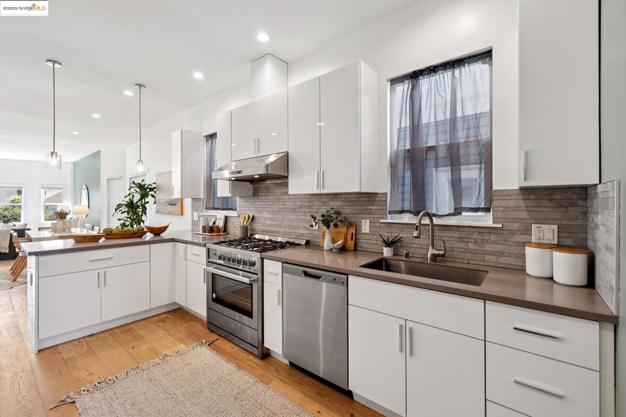 Detail Gallery Image 21 of 60 For 864 Arlington Ave, Oakland,  CA 94608 - 5 Beds | 5 Baths