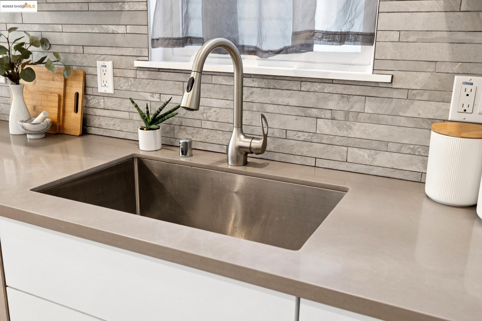 Detail Gallery Image 22 of 60 For 864 Arlington Ave, Oakland,  CA 94608 - 5 Beds | 5 Baths
