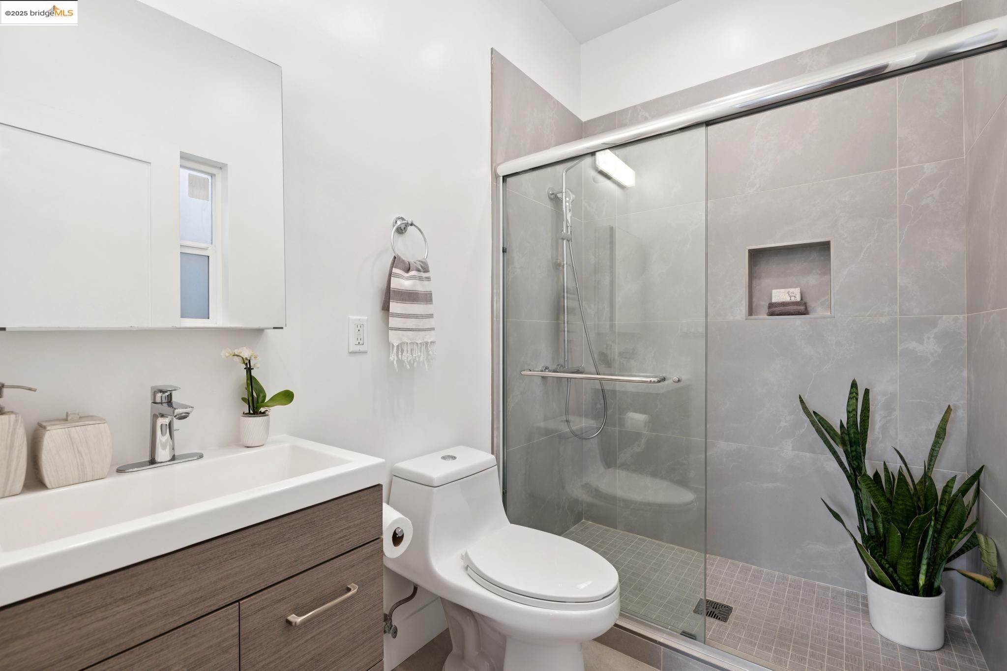 Detail Gallery Image 28 of 60 For 864 Arlington Ave, Oakland,  CA 94608 - 5 Beds | 5 Baths