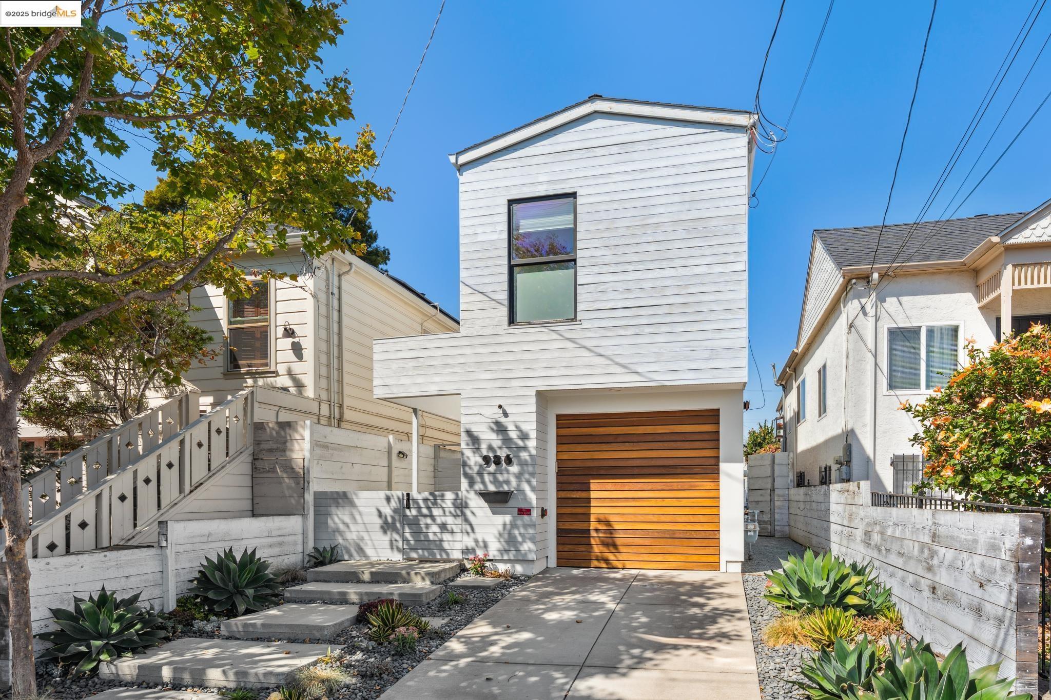 Detail Gallery Image 2 of 57 For 986 43rd Street, Oakland,  CA 94608 - 3 Beds | 2/1 Baths