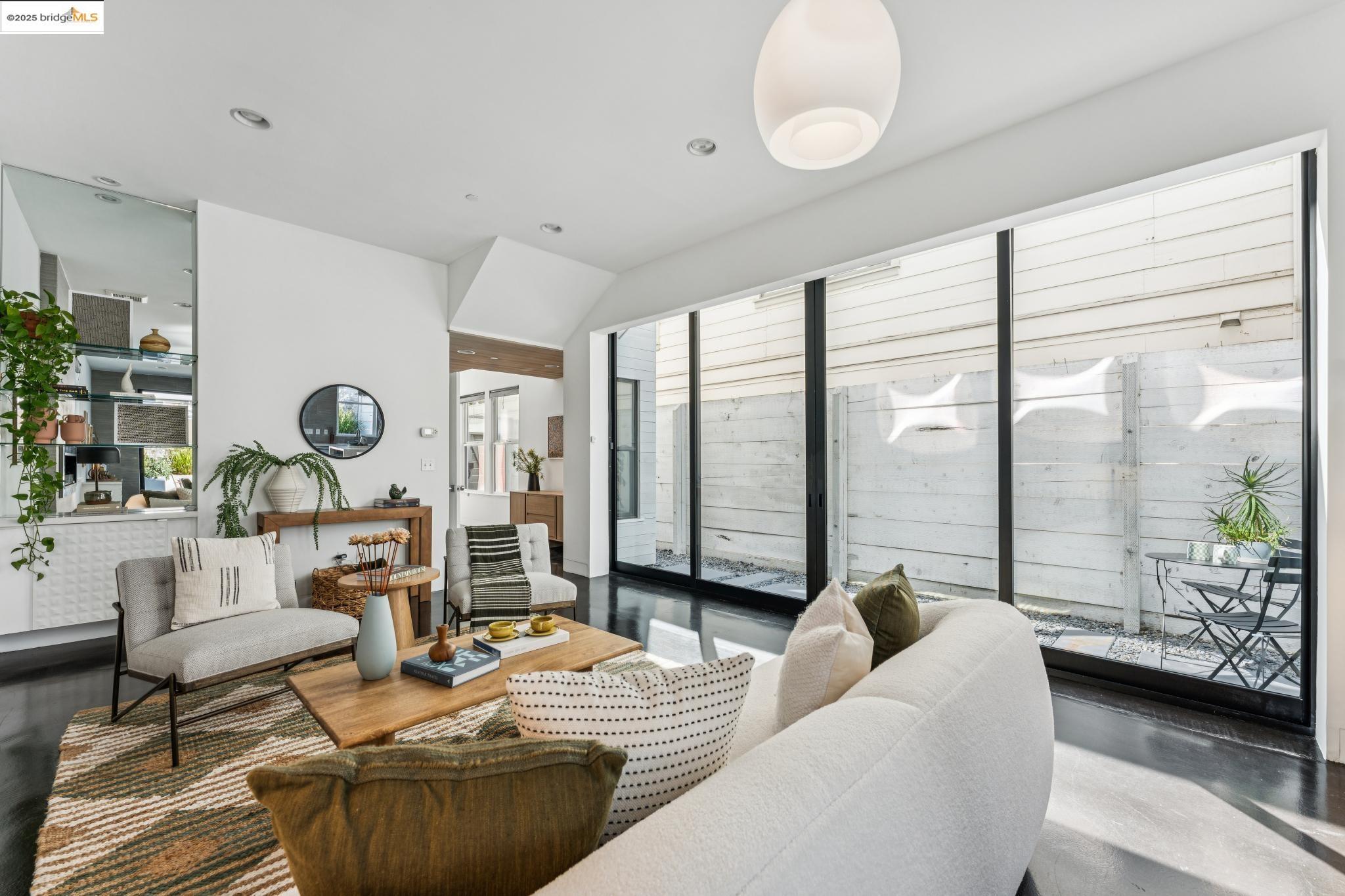 Detail Gallery Image 15 of 57 For 986 43rd Street, Oakland,  CA 94608 - 3 Beds | 2/1 Baths