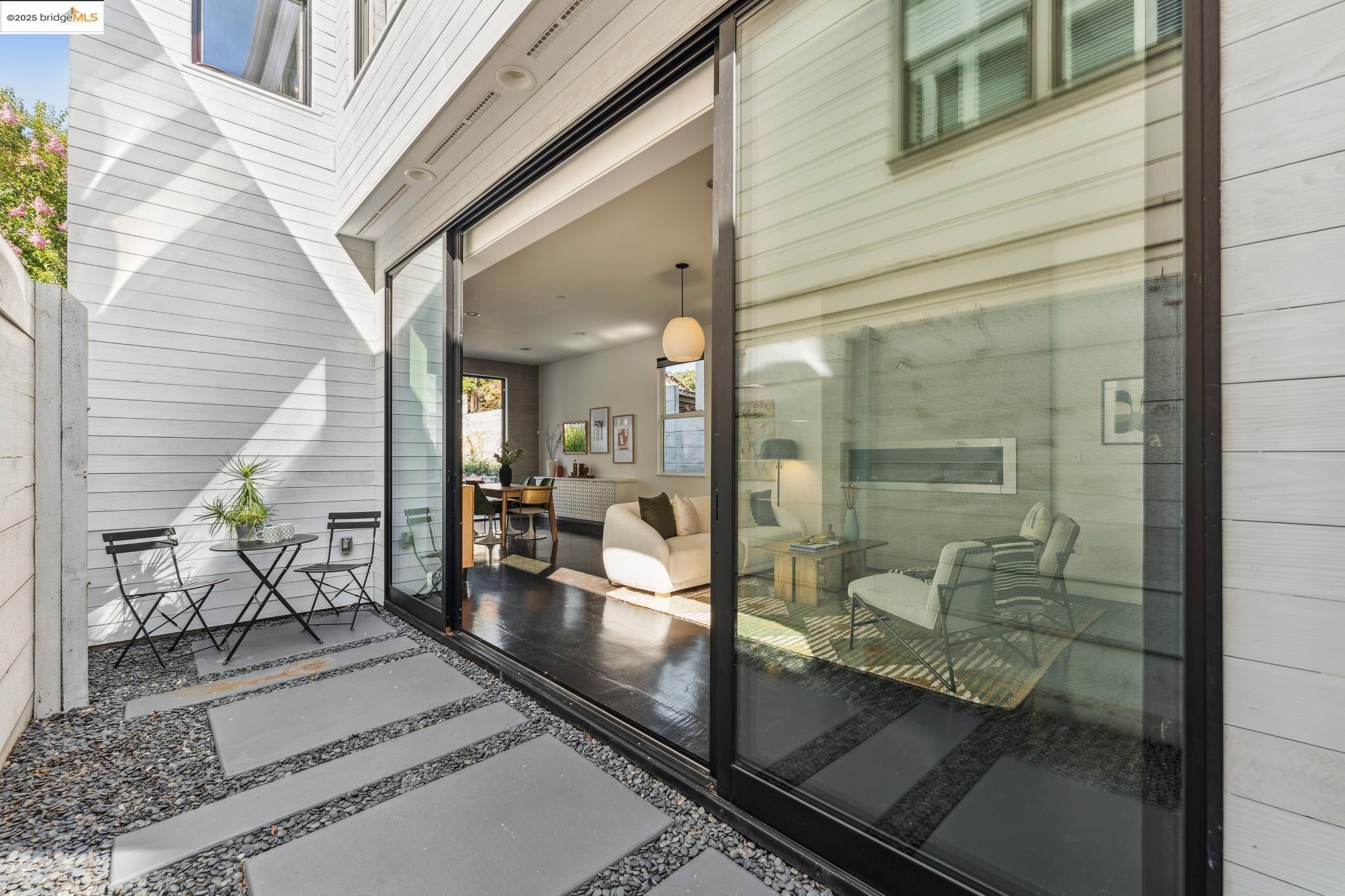 Detail Gallery Image 16 of 57 For 986 43rd Street, Oakland,  CA 94608 - 3 Beds | 2/1 Baths