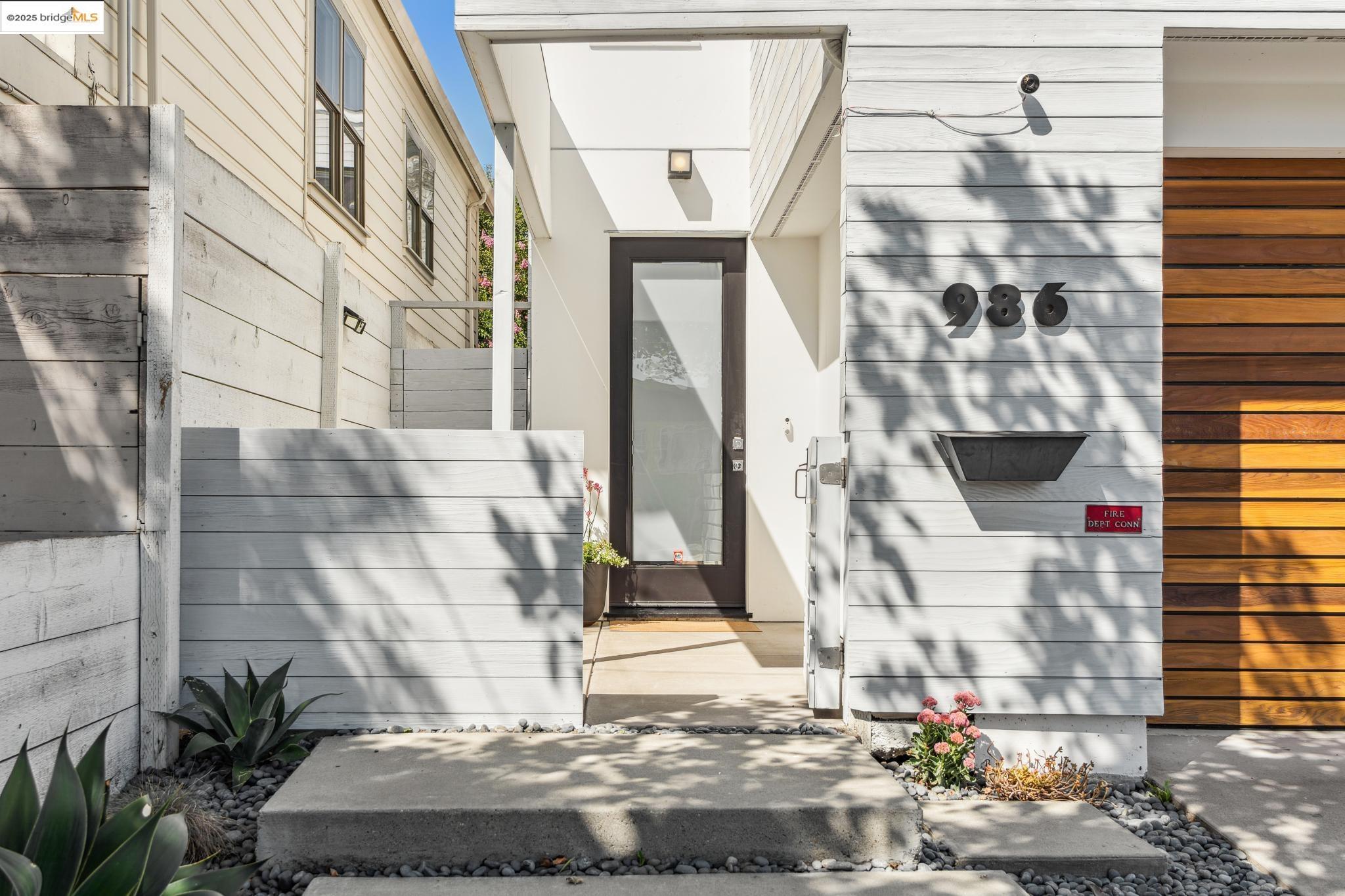 Detail Gallery Image 3 of 57 For 986 43rd Street, Oakland,  CA 94608 - 3 Beds | 2/1 Baths