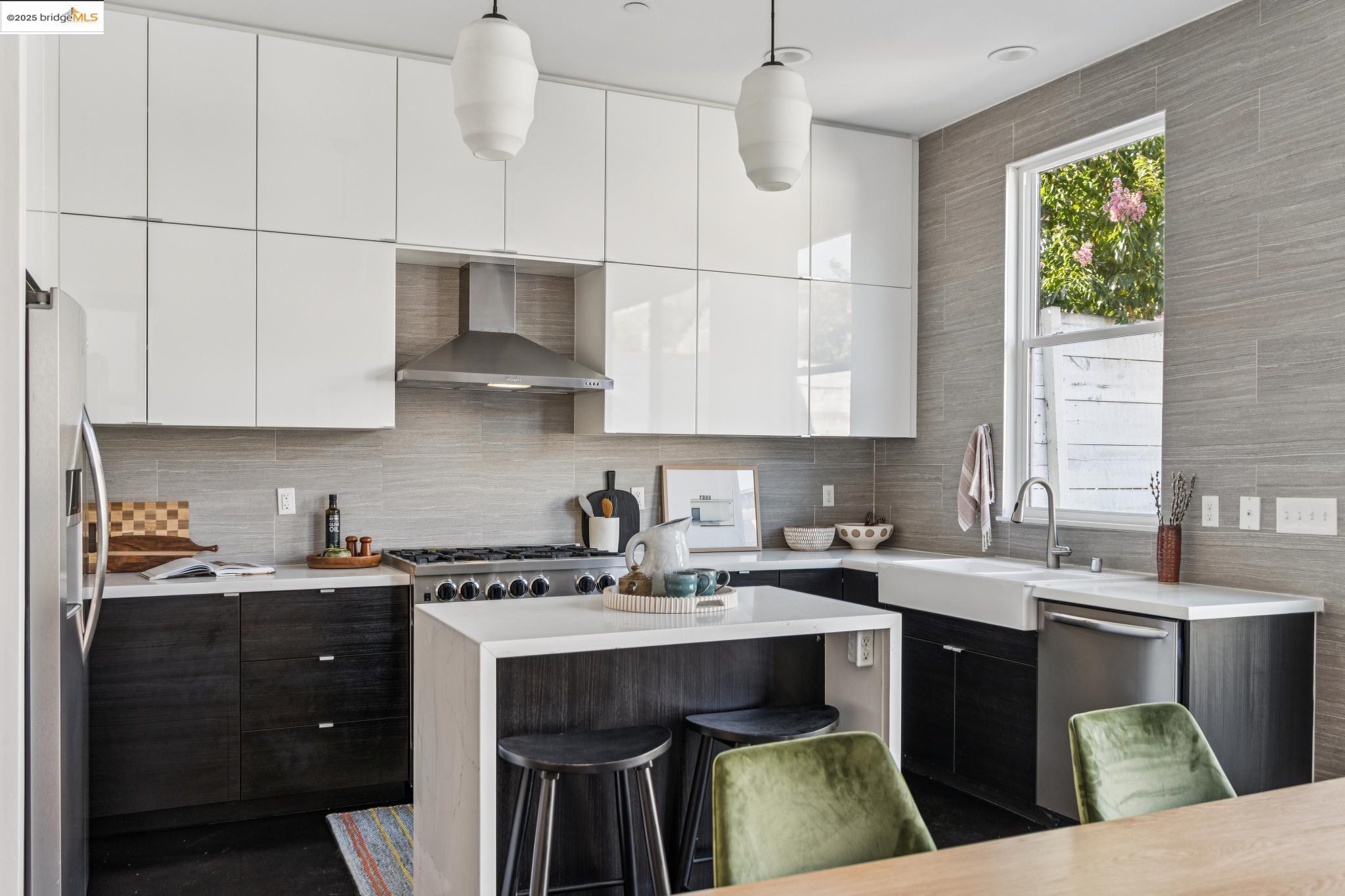 Detail Gallery Image 22 of 57 For 986 43rd Street, Oakland,  CA 94608 - 3 Beds | 2/1 Baths