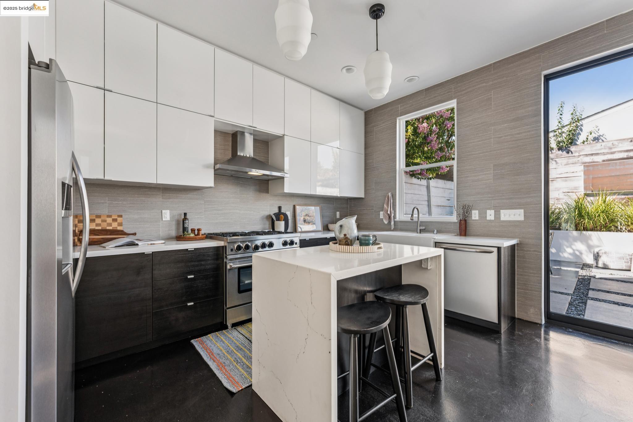 Detail Gallery Image 23 of 57 For 986 43rd Street, Oakland,  CA 94608 - 3 Beds | 2/1 Baths