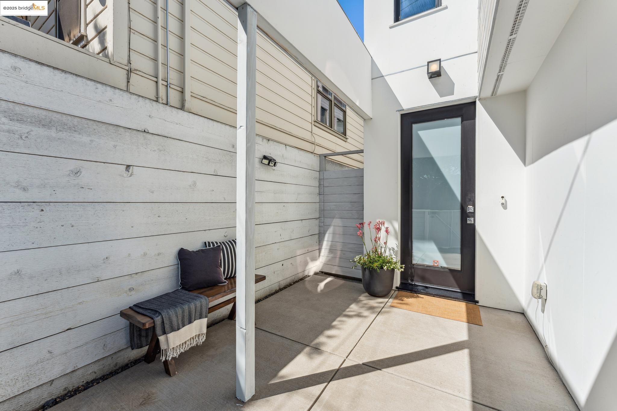 Detail Gallery Image 4 of 57 For 986 43rd Street, Oakland,  CA 94608 - 3 Beds | 2/1 Baths
