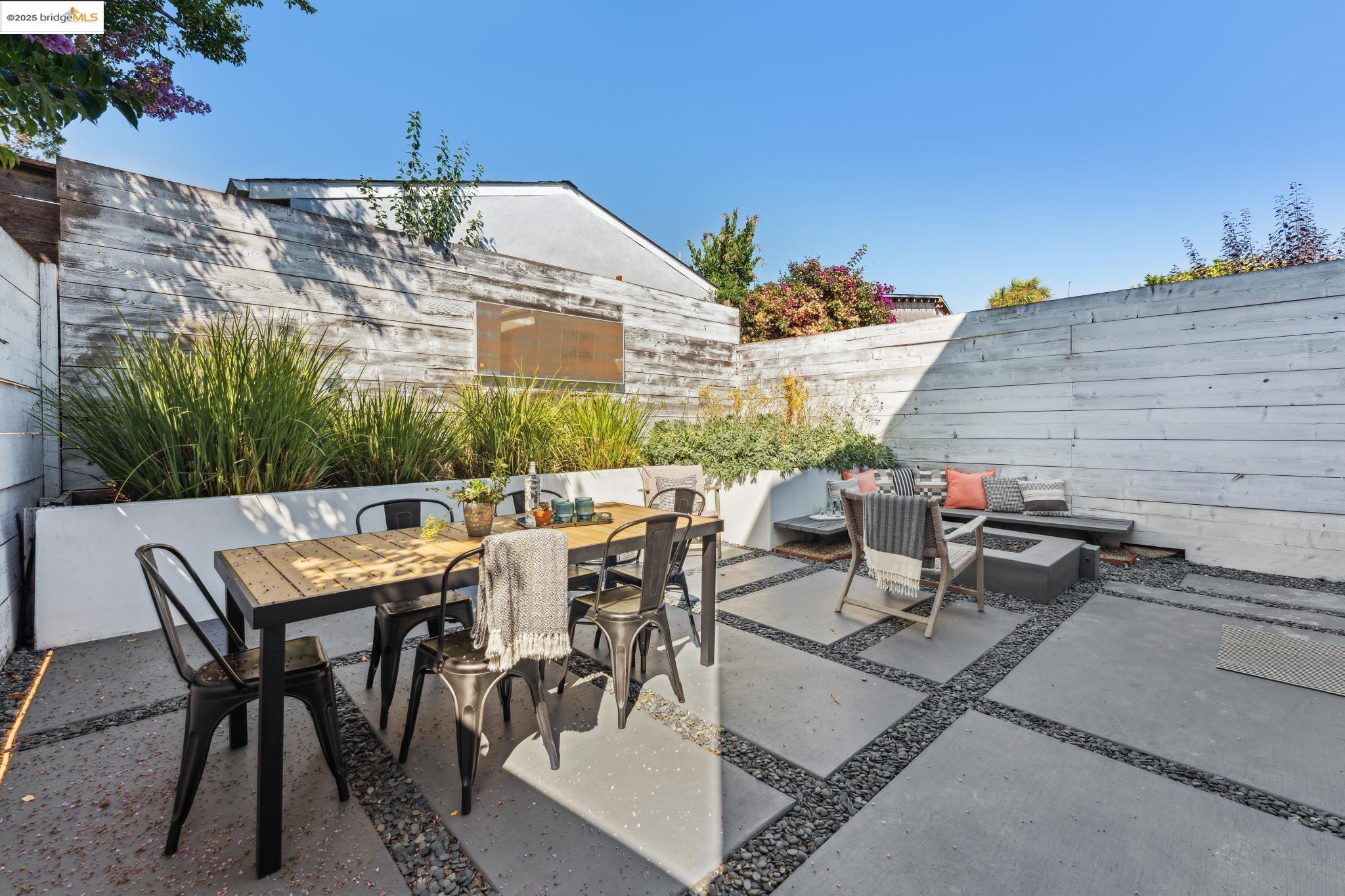 Detail Gallery Image 32 of 57 For 986 43rd Street, Oakland,  CA 94608 - 3 Beds | 2/1 Baths