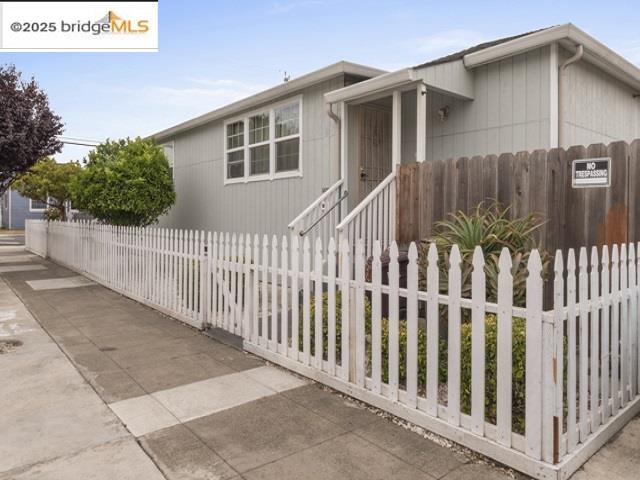 Detail Gallery Image 1 of 8 For 5823 Eastlawn #5827,  Oakland,  CA 94621 - 2 Beds | 2 Baths