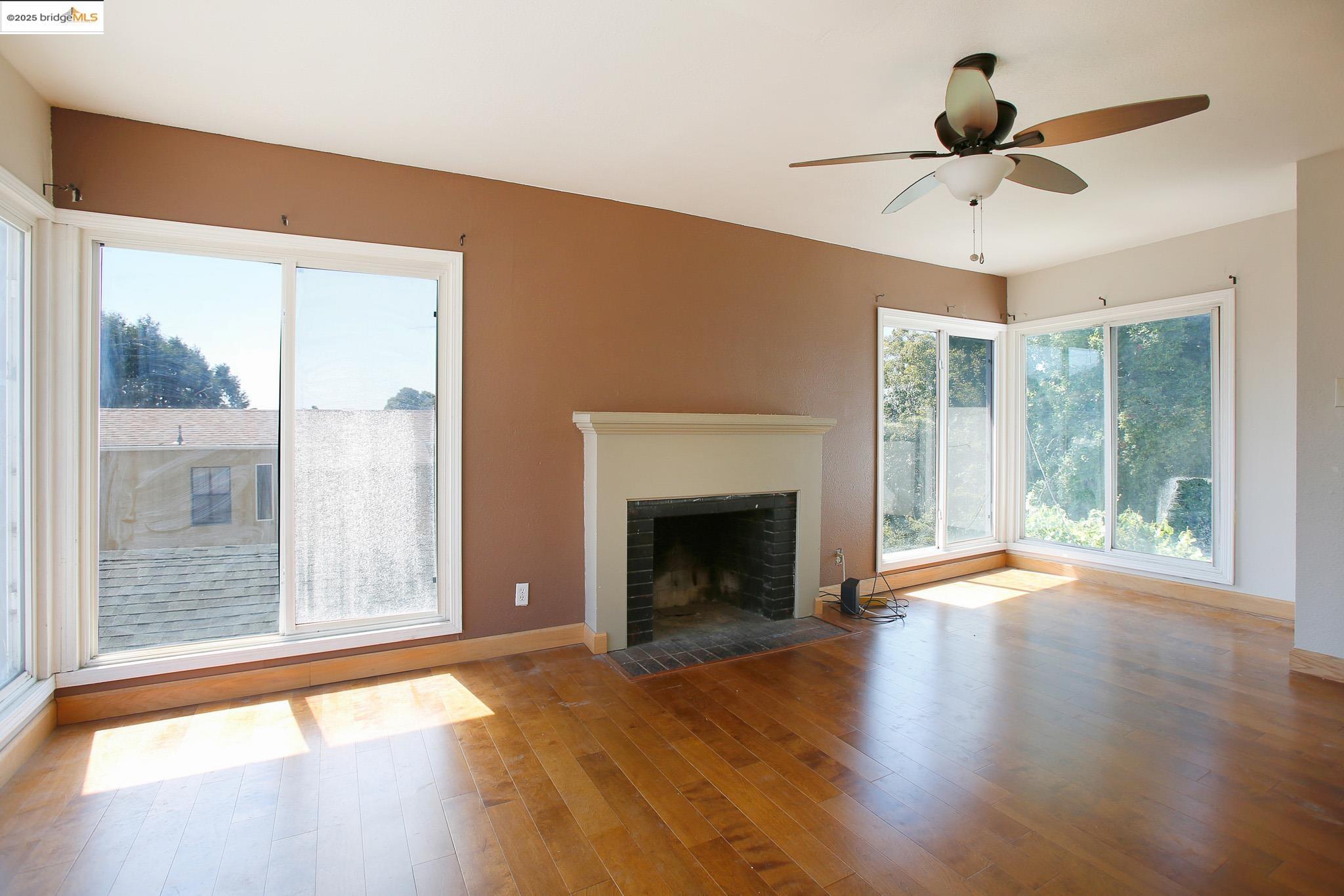 Detail Gallery Image 4 of 11 For 9889 Burr St, Oakland,  CA 94605 - 4 Beds | 2 Baths